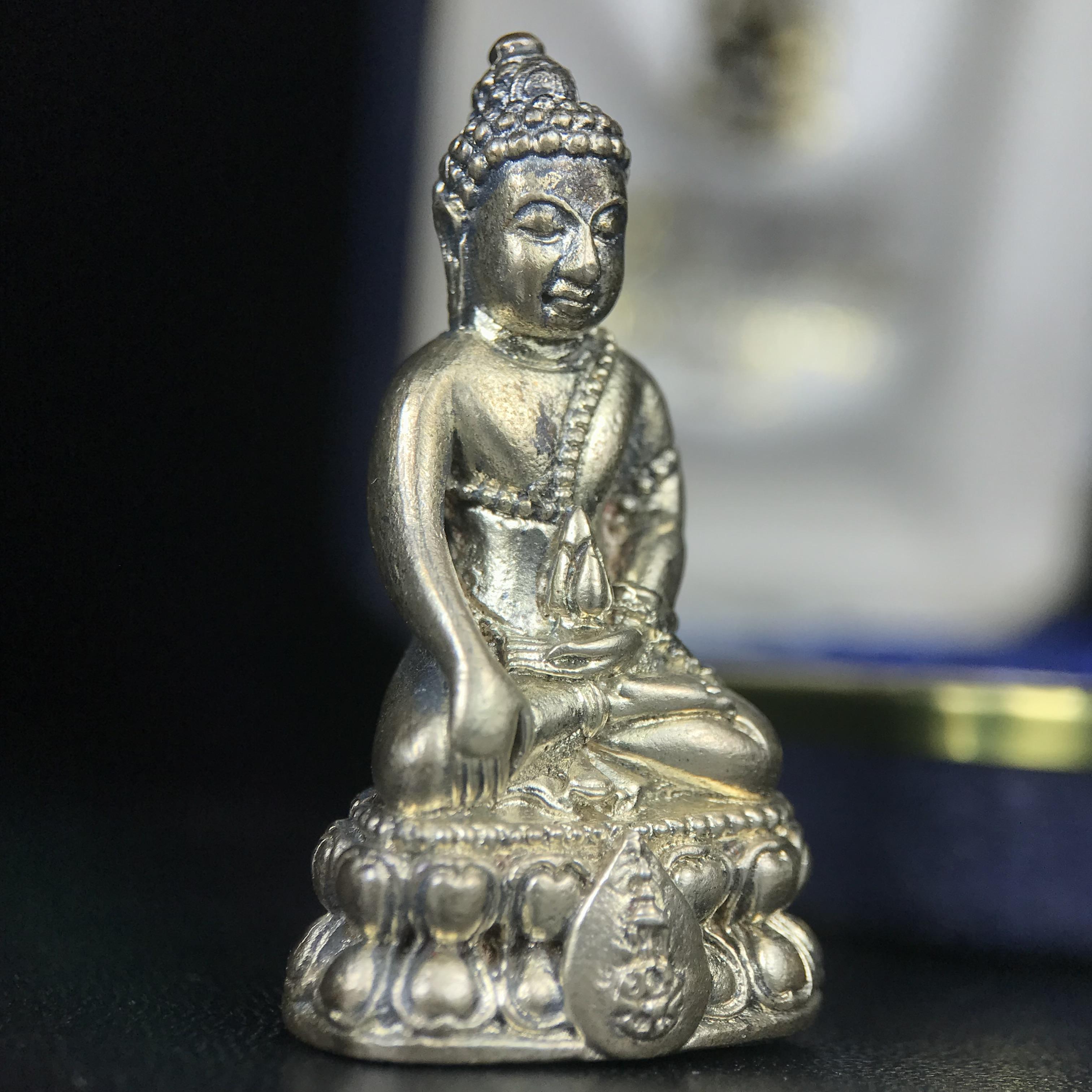 พระกริ่งนวปทุม ภปร. วัดปทุมวนาราม ปี 2535 เนื้อเงิน(ผิวเดิม ผิวน้ำทองทั่วองค์ สวย งดงาม) ขนาดสูง 3.7 ซม. พร้อมกล่องพิเศษบรรจุเดิมครบสมบูรณ์ (ในหลวงรัชกาลที่9เสด็จเททอง)(1ใน3000องค์)นิยมหายาก