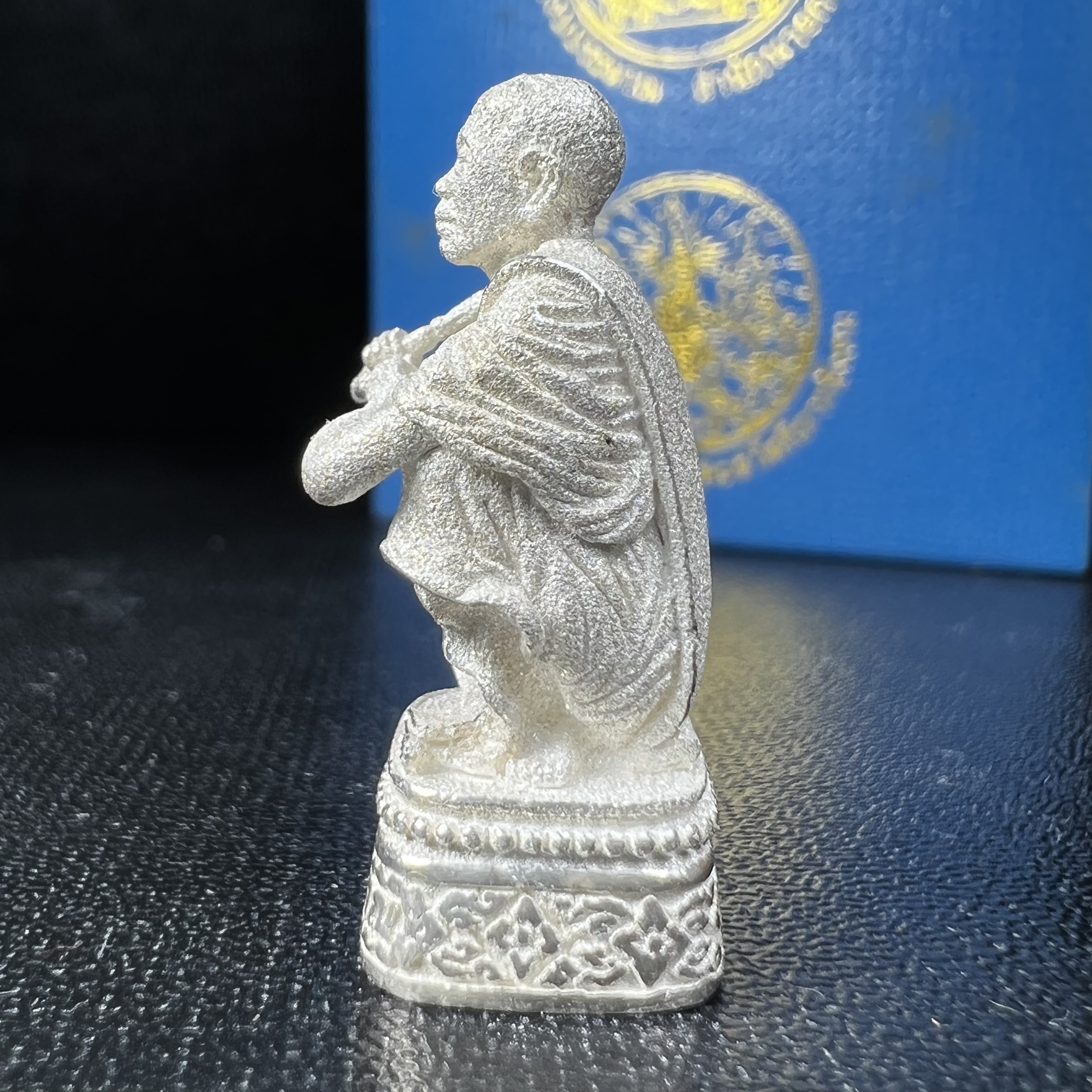 รูปหล่อหลวงพ่อคูณ รุ่นลาภ ยศ ทวีคูณ ปี2538 เนื้อเงินพ่นทรายประกายเพชร พร้อมกล่องบรรจุเดิมครบ(สภาพสวยเดิม นิยม)