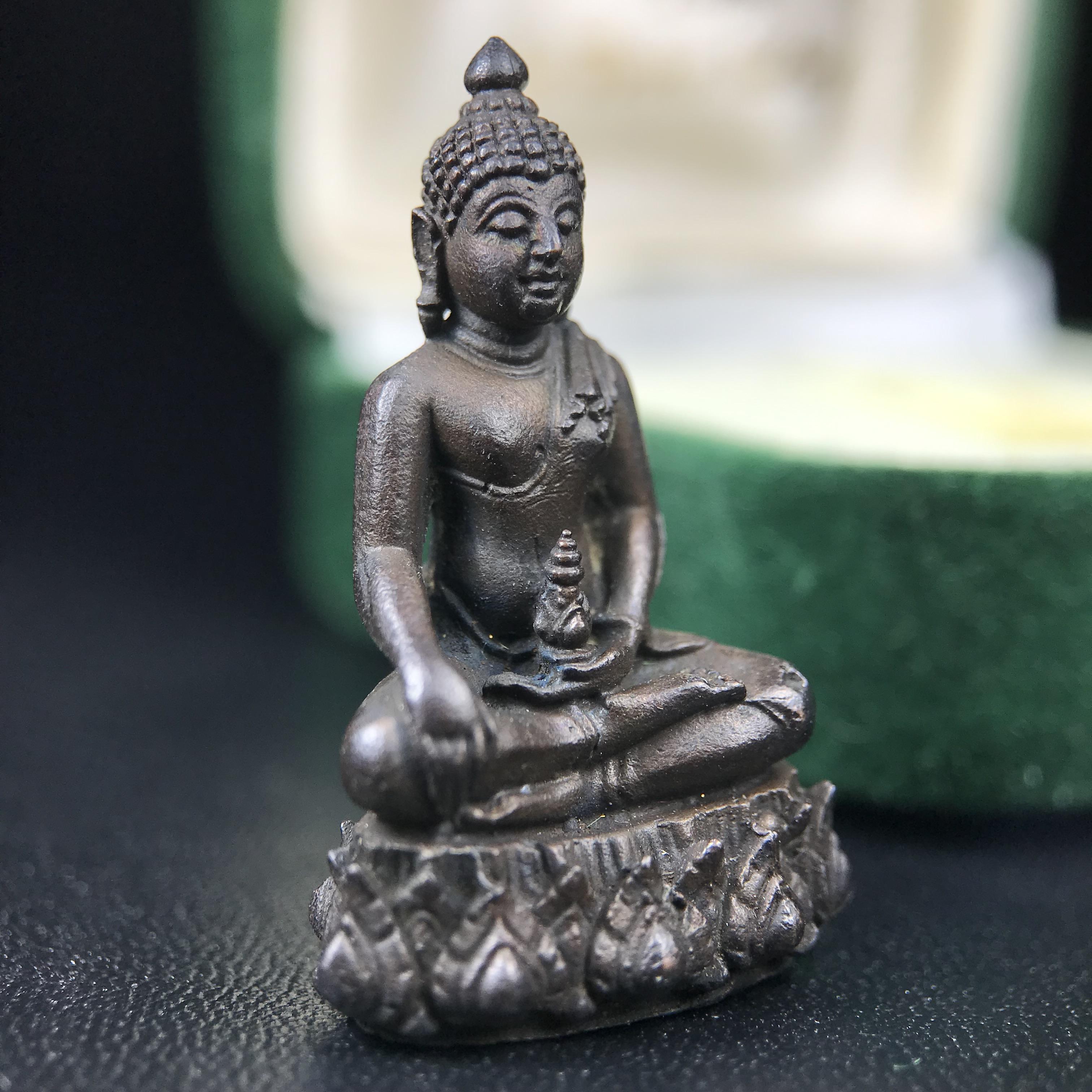 พระกริ่งวาสนา(รุ่นแรก) 80 พรรษา สมเด็จพระสังฆราช (วาสน์) วัดราชบพิธฯ ปี2521 เนื้อนวโลหะ(ตอกโค๊ตพระปิดตา) โดยมีหลวงปู่โต๊ะ วัดประดู่ฉิมพลีร่วมปลุกเสก พร้อมกล่องบรรจุเดิม(รุ่นแรก คอตั้งตรงได้สัดส่วน หายาก)