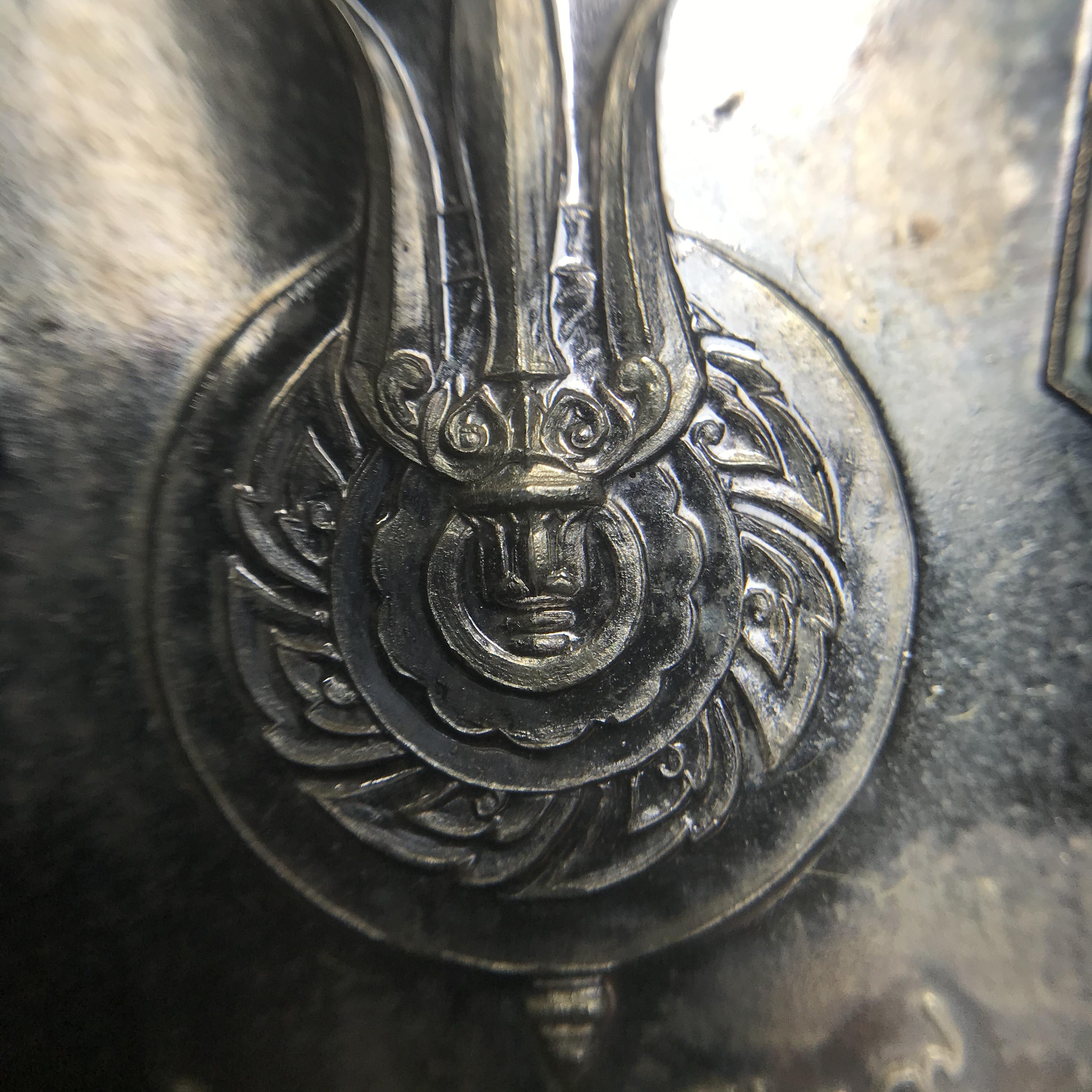 เหรียญพระบาทสมเด็จพระเจ้าอยู่หัว รัชกาลที่9ประทับนั่งบัลลังก์ กระทรวงมหาดไทยจัดสร้าง ปี2539 เนื้อเงินกล่องบรรจุเดิมสภาพสวย เนื้อเงินผิวเดิมขึ้นสีรุ้งธรรมชาติ แบบนิยม หายาก