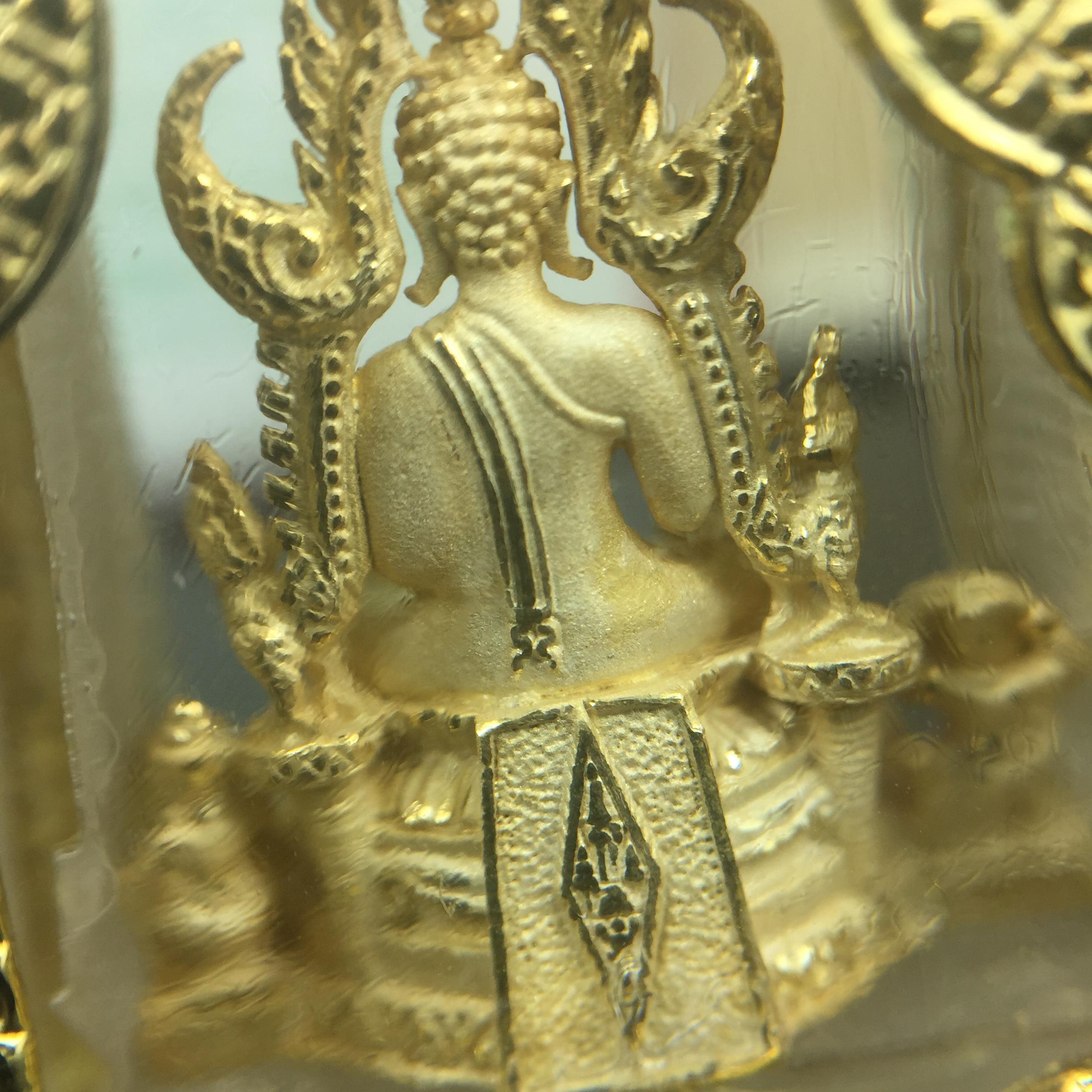 พระพุทธชินราช ภปร. ในวโรกาสเฉลิมพระชนมายุ6รอบ 5ธันวาคม2542 มูลนิธิพิทักษ์ดวงตาประชาชน จัดสร้าง พิมพ์กลาง ขนาดสูง 2.4 ซม. องค์พระเนื้อเงินแบบชุบทองประกายเพชร 3 ไมครอนพร้อมกรอบตลับเงินชุบทองคำบริสุทธิ์ 3 ไมครอน ประดับเพชร CZเกรดนอกพร้อมกล่องบรรจุเดิม(หายาก)