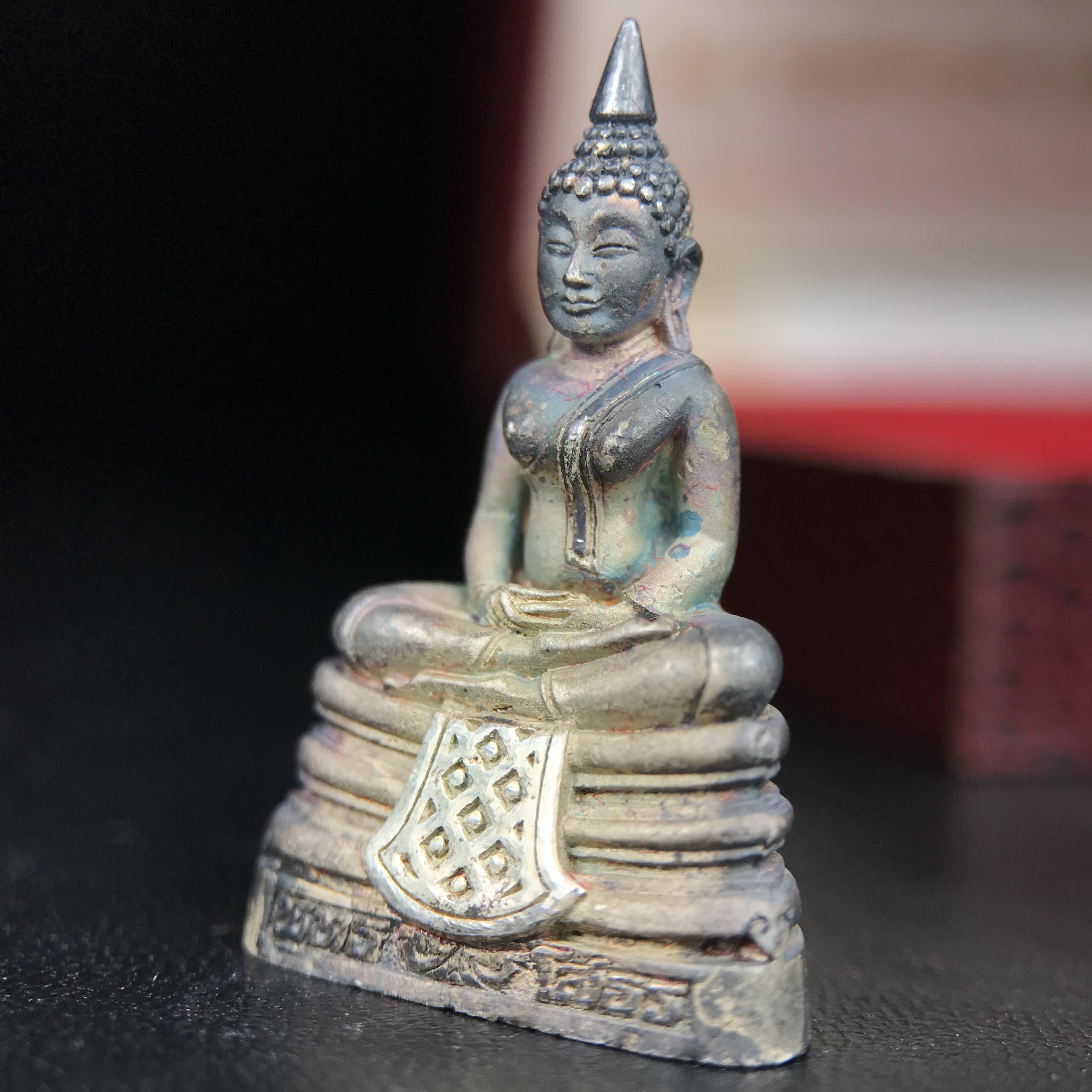 พระพุทธโสธร(หลวงพ่อโสธร) รุ่นสร้างอุโบสถ ปี2539 เนื้อเงินทรายนวลขัดเงาบางส่วน ลอยองค์พิมพ์ใหญ่ สภาพสวยกล่องบรรจุเดิมครบสมบูรณ์(งานแพรนด้า จิวเวลรี่)สวยงดงาม(เนื้อเงินผิวเดิมรุ้งสวยสวย องค์หมายเลขสวย ๒๒๒๒๕)