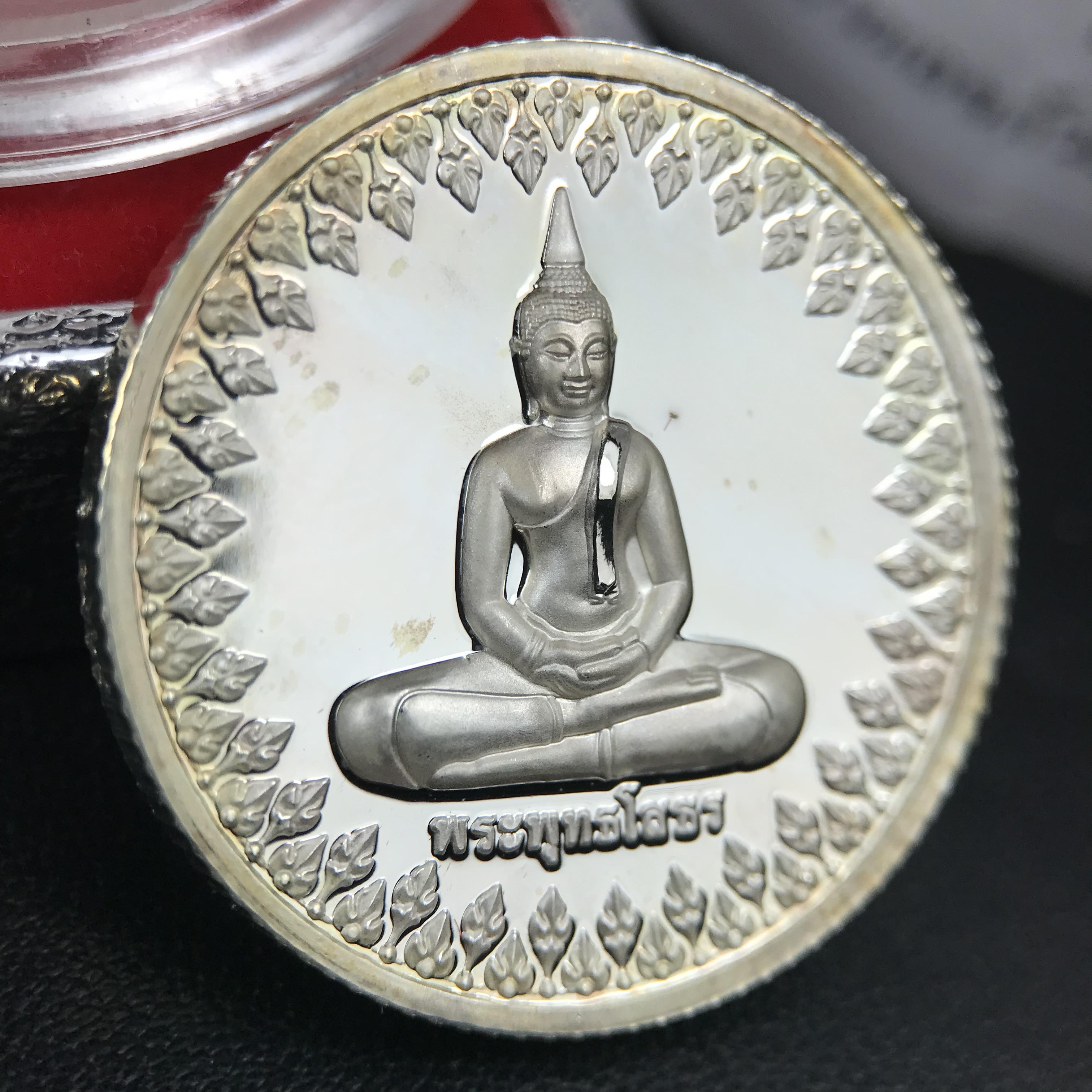 เหรียญพระพุทธโสธร ตราสัญลักษณ์ ภปร. รุ่นสมโภชน์พระอุโบสถเฉลิมพระเกียรติ วัดโสธรวรารามวรวิหาร เฉลิมพระเกียรติ ร.9 เจริญพระชนมายุ 80 พรรษา ปี2550 เนื้อเงินนอก(99%)ขัดเงาพ่นทราย ขนาด 28 มม. มีโค๊ดหมายเลขกำกับ สวยๆเดิมๆ พร้อมกล่องเดิมจากวัด และใบรับรองการผลิต