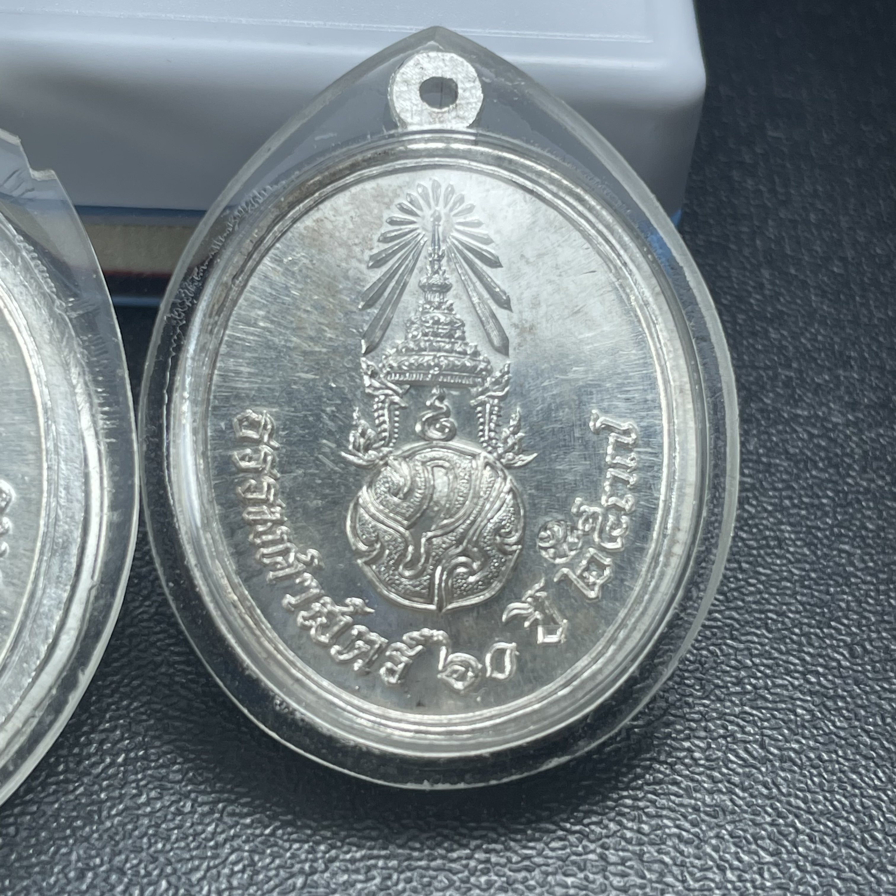 เหรียญพระพุทธสิหิงค์ ภปร. รุ่นมหาลัยธรรมศาสตร์ 60ปี พ.ศ.2537 พิมพ์ใหญ่+พิมพ์เล็ก เนื้อเงินผิวเดิม(ในหลวงรัชกาลที่9เสด็จในพิธี)(หลวงตามหาบัวร่วมปลุกเสก)