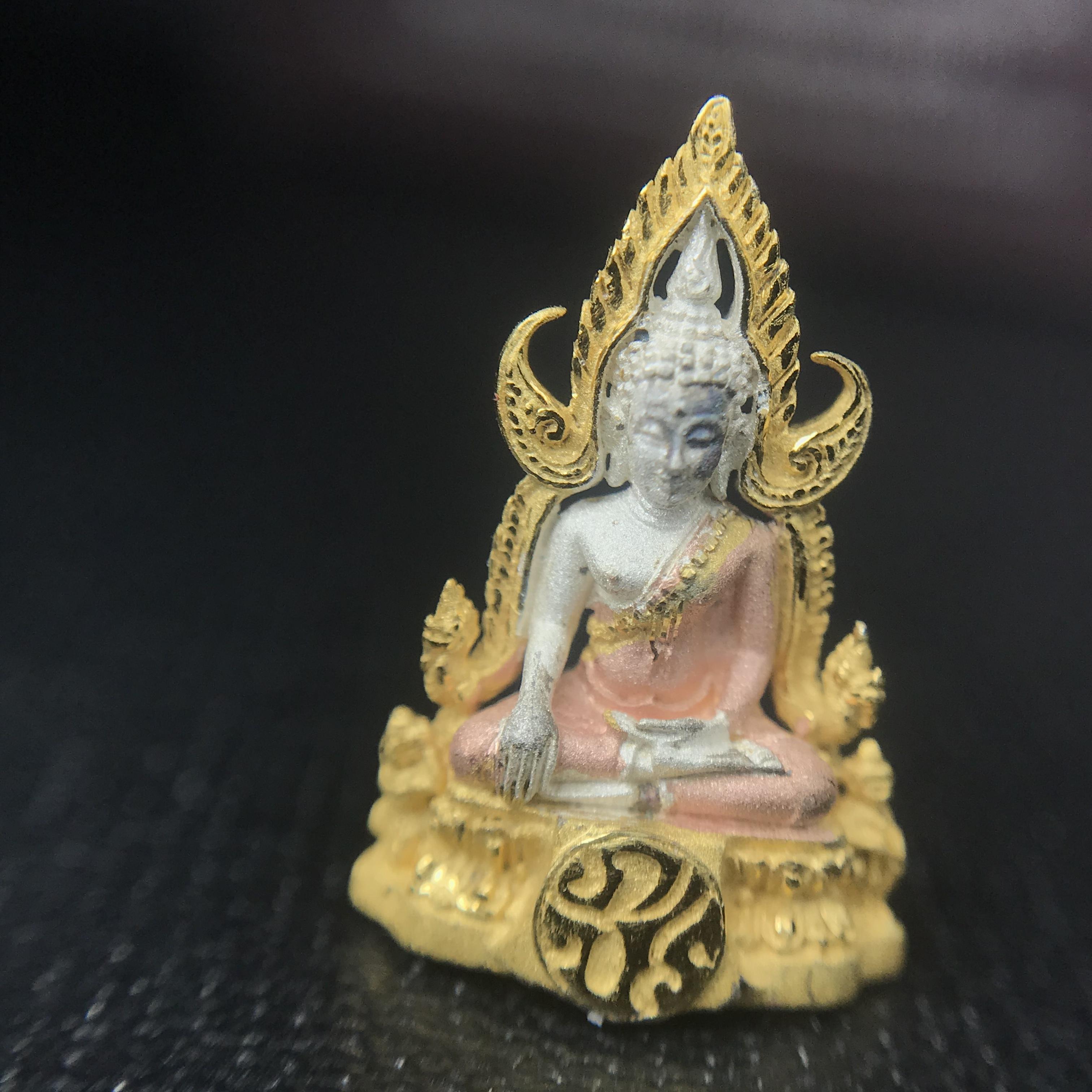 พระพุทธชินราช ภปร. โครงการ "เพราะแผ่นดินนี้ คือ แผ่นดินเกิด" ปี2548(รุ่นแรก) ลอยองค์ หน้าตัก 1/4 นิ้ว เนื้อเงินสามกษัตริย์(สภาพคัดสวย กล่องบรรจุเดิมครบ)