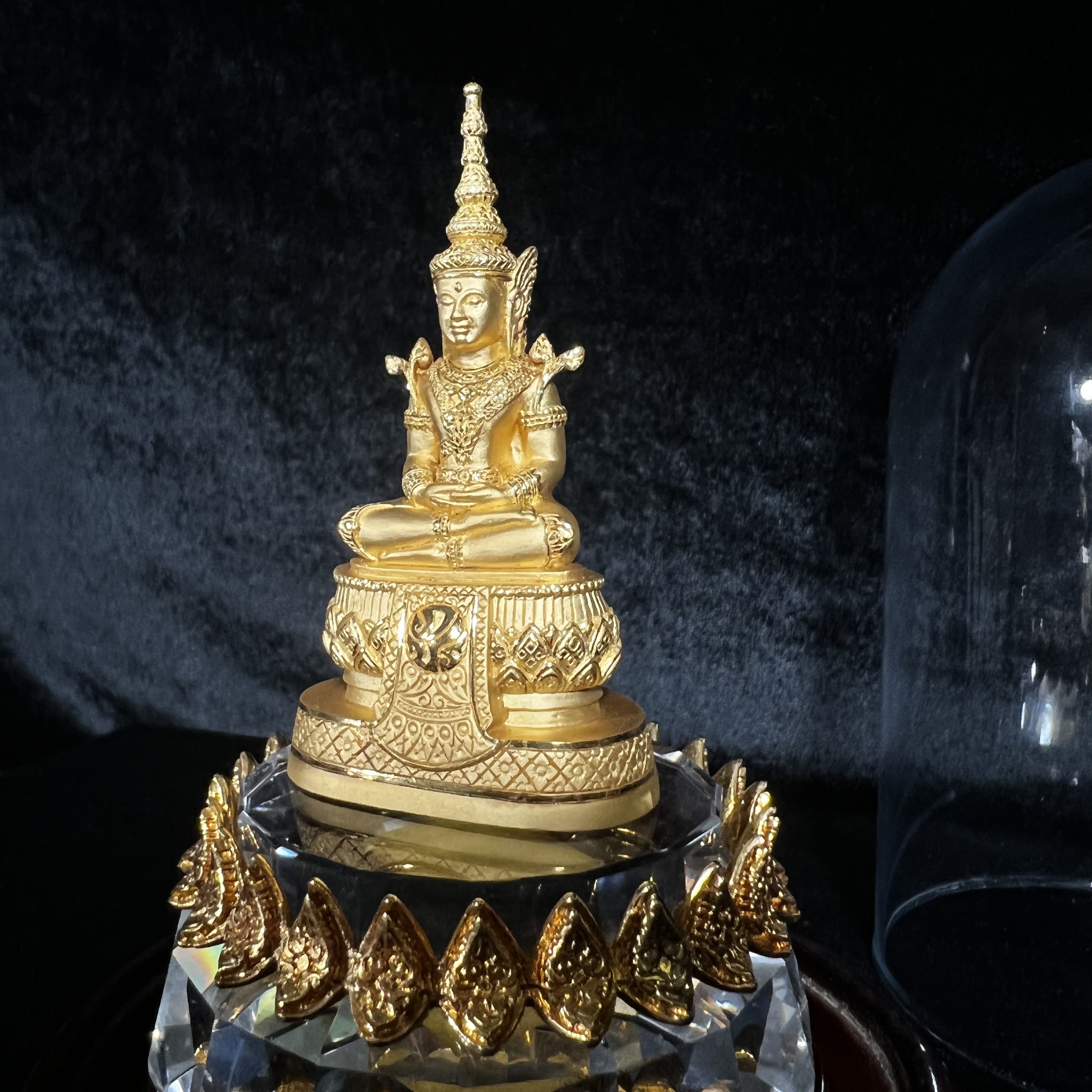 พระแก้วมรกต ภปร.(รุ่นแรก) ปี2545 รุ่นฉลองกรุงรัตนโกสินทร์ครบ 220 ปี หล่อลอยองค์ เนื้อทองคำบริสุทธิ์99.99% ขนาดบูชา 50*90 มม. พร้อมฐานวางครอบแก้วเดิม(สวยงามและหายากมาก)(1ใน1000องค์)