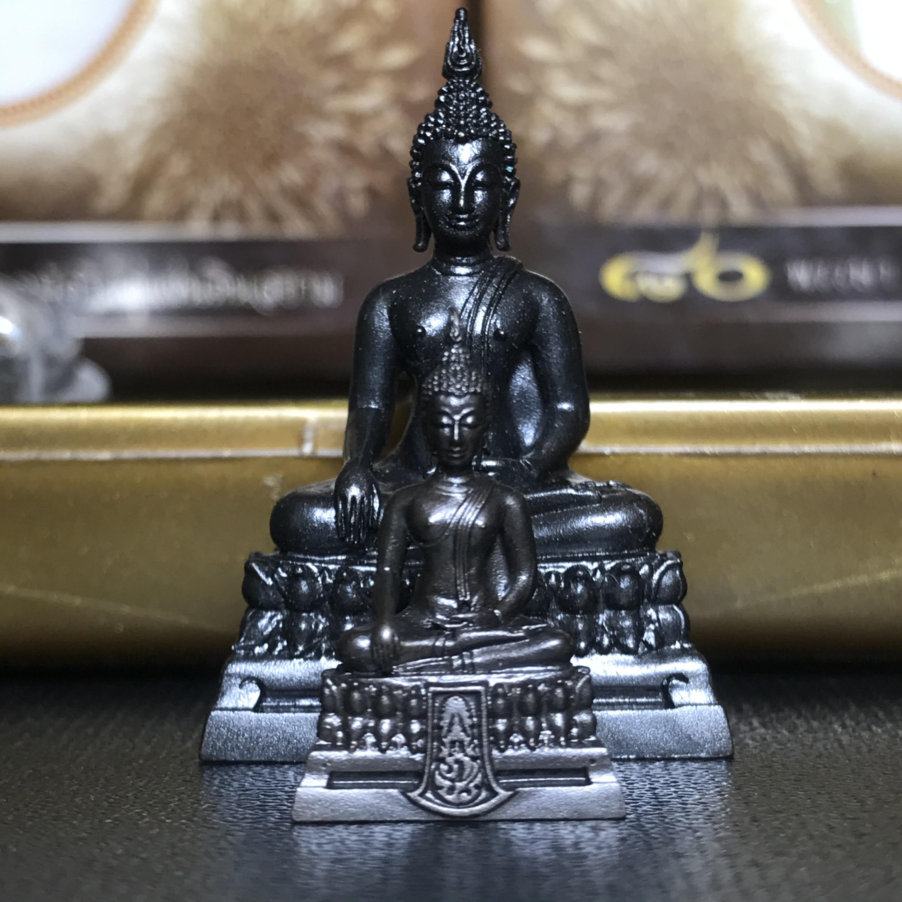 พระพุทธรูปคุ้มเกล้า ภปร. มหามงคล 80พรรษา “รุ่นเย็นศิระเพราะพระบริบาล 80พรรษา มหากษัตริย์คู่แผ่นดินสยาม” เนื้อนวโลหะรมดำ (พิมพ์ใหญ่ ขนาด 18*35 มม.+พิมพ์เล็ก ขนาด 10*21 มม.)