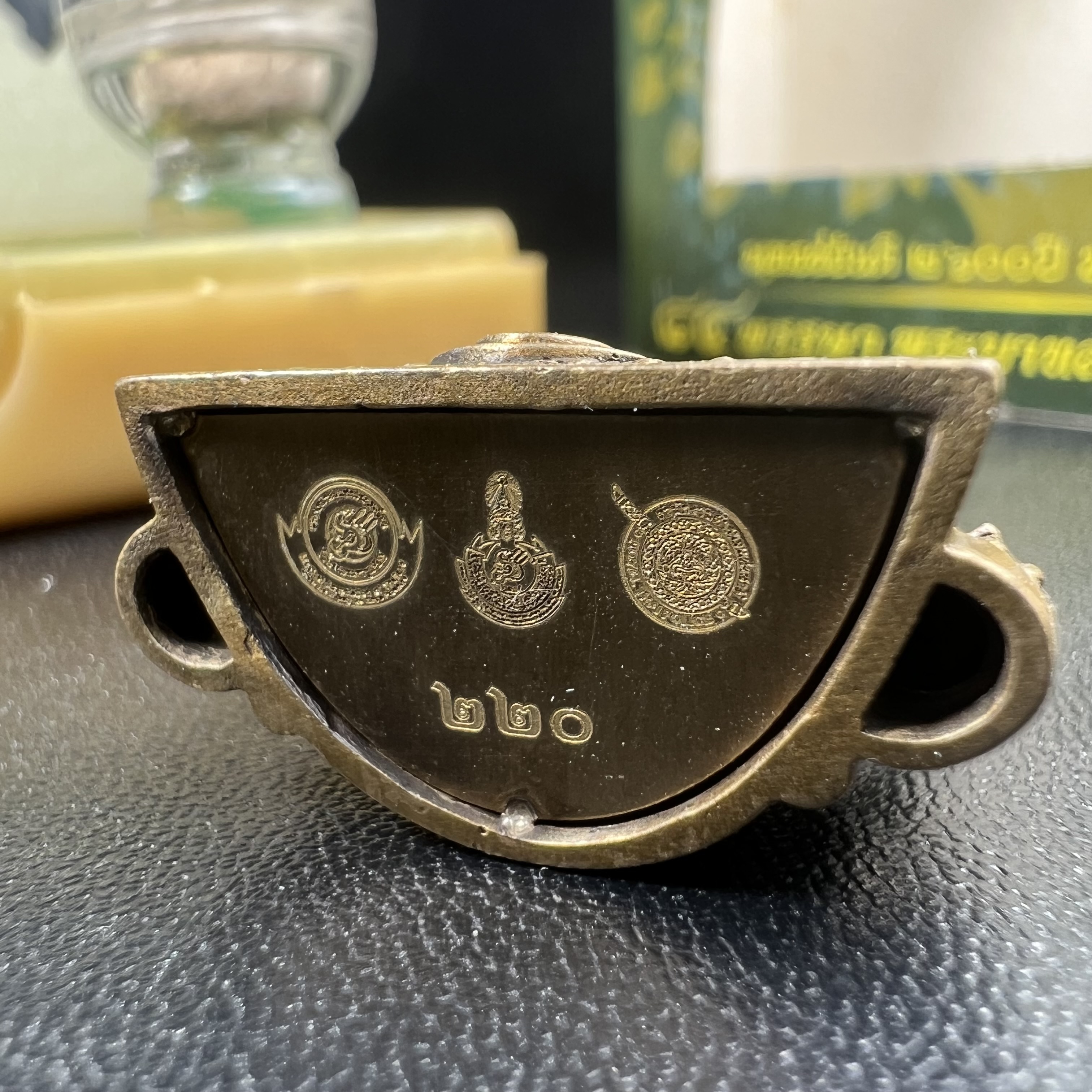 พระพุทธชินราช(จำลอง) ภปร. 84 พรรษา ปี 2554 เนื้อบรอนซ์รมดำซาติน พิมพ์กลางขนาดหน้าตัก 1/2 นิ้ว(พระราชทานมวลสาร จิตรลดาและเส้นพระเจ้า(เส้นผม)รัชกาลที่9)พุทธศิลป์ทรงคุณค่าอีกหนึ่งรุ่นยอดนิยม