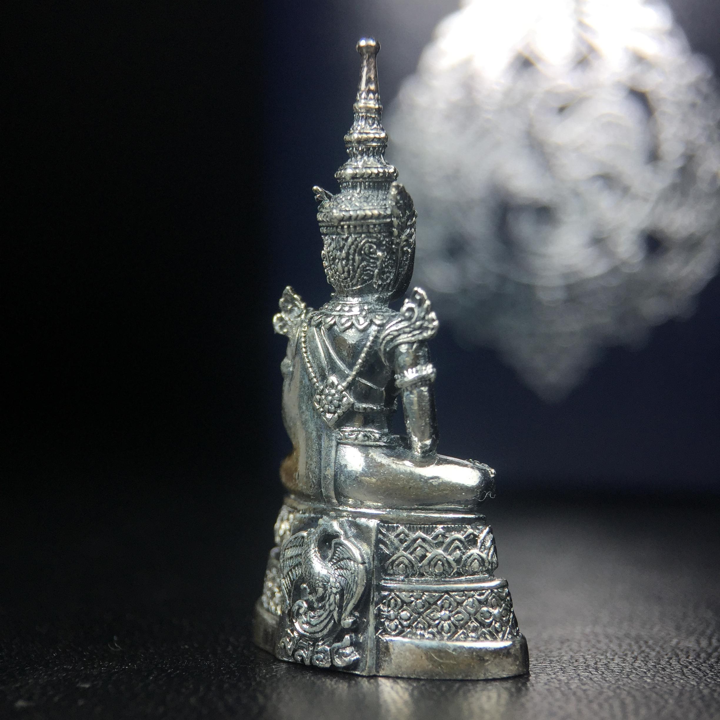 พระแก้วมรกต กรมสรรพสามิตจัดสร้างขึ้นเนื่องในโอกาสครบรอบ 64 ปีของกรมสรรพสามิต และเนื่องในวโรกาสที่พระบาทสมเด็จพระเจ้าอยู่หัวทรงครองราชย์ครบ 50 ปีในปีกาญจนาภิเษก เมื่อ พ.ศ.2539 เนื้อเงินรมดำขัดเงาพร้อมกล่องบรรจุเดิม