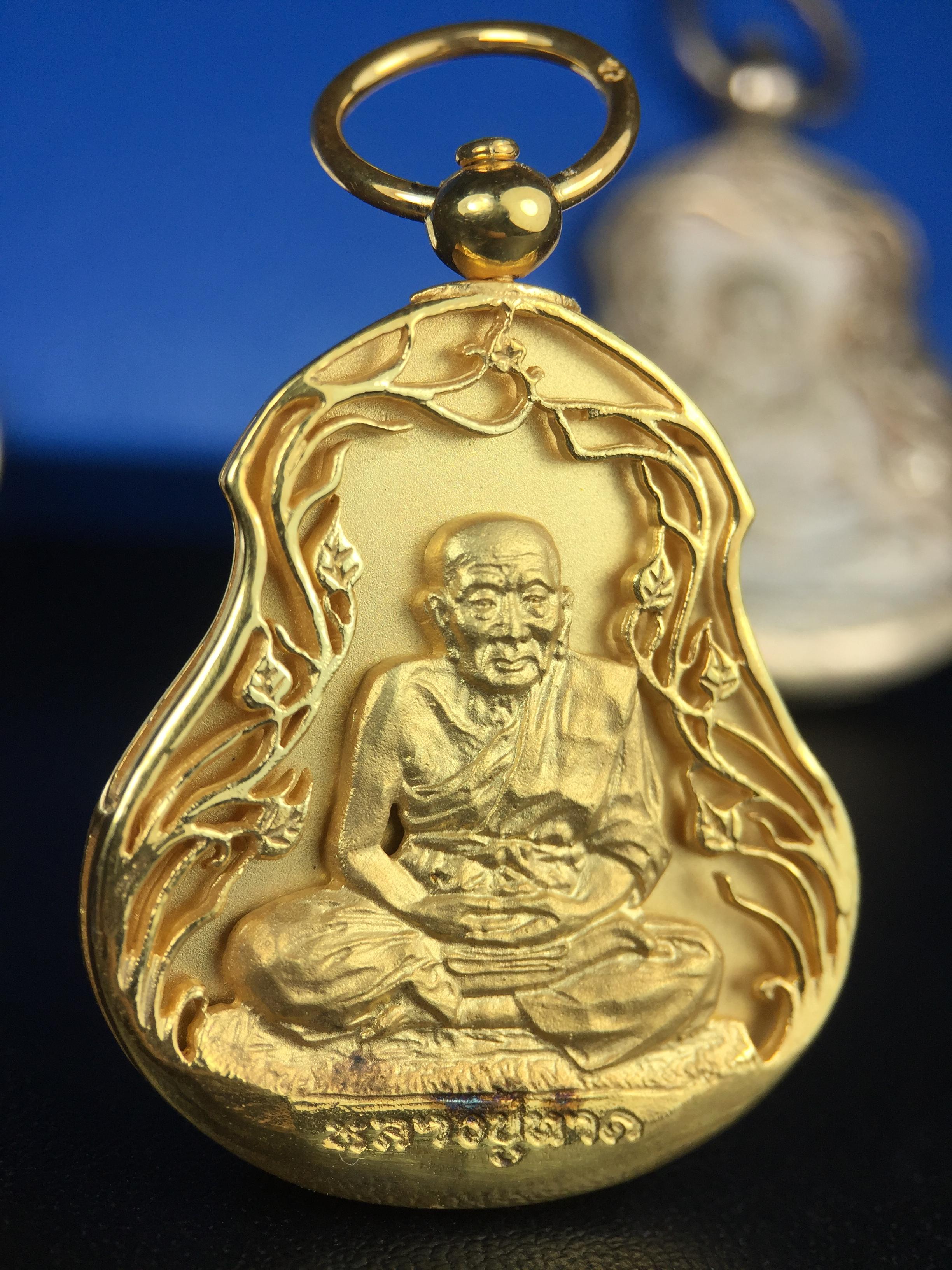 เหรียญหลวงปู่ทวด พระนามาภิไธย สก. แบบงานฉลุโบราณ(HAND MADE) ปี 2544 ชุดทองคำ(เนื้อทองคำ(15.16 กรัม)+เนื้อเงิน+เนื้อบรอนซ์)พิธีปลุกเสก ณ อุโบสถวัดช้างให้ และ พิธีมังคลาภิเษก ณ พระอุโบสถ วัดพระศรีรัตนศาสดาราม(วัดพระแก้ว) (1 ใน 500 ชุด)พบเจอน้อยหายากมาก