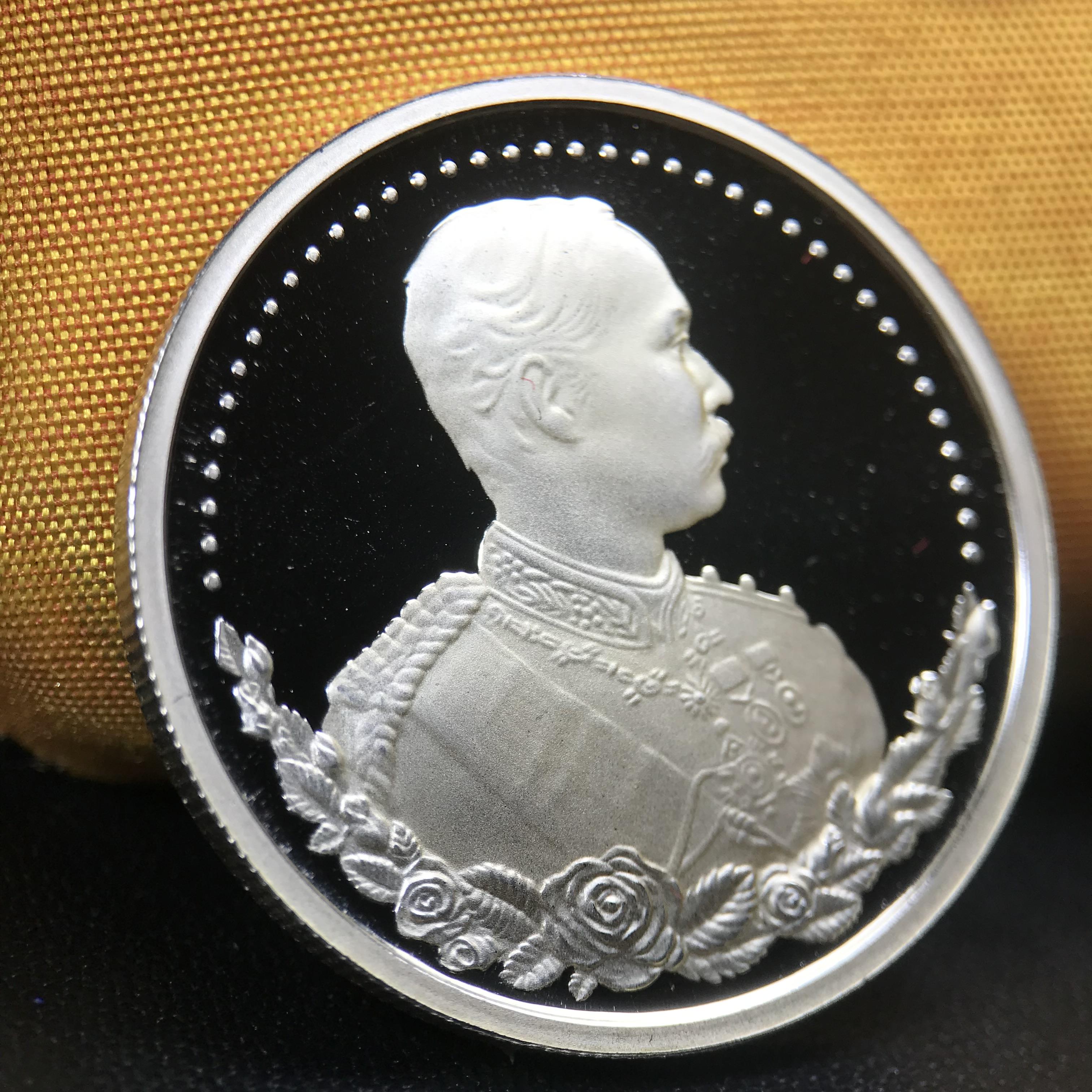 เหรียญรัชกาลที่ 5 หลัง 12 นักษัตริย์ รุ่นมหาลาภ ปี 2539 เนื้อเงินขัดเงา บล็อกนอก(เพิร์ธ)ออสเตรเรีย ขนาด 3.2 ซ.ม. กล่องบรรจุเดิมครบสมบูรณ์สวยงาม พิธีพุทธาภิเษก ณ.พระอุโบสถ วัดพระแก้ว สมเด็จพระญาณสังวร สมเด็จพระสังฆราช เป็นประธานพิธี