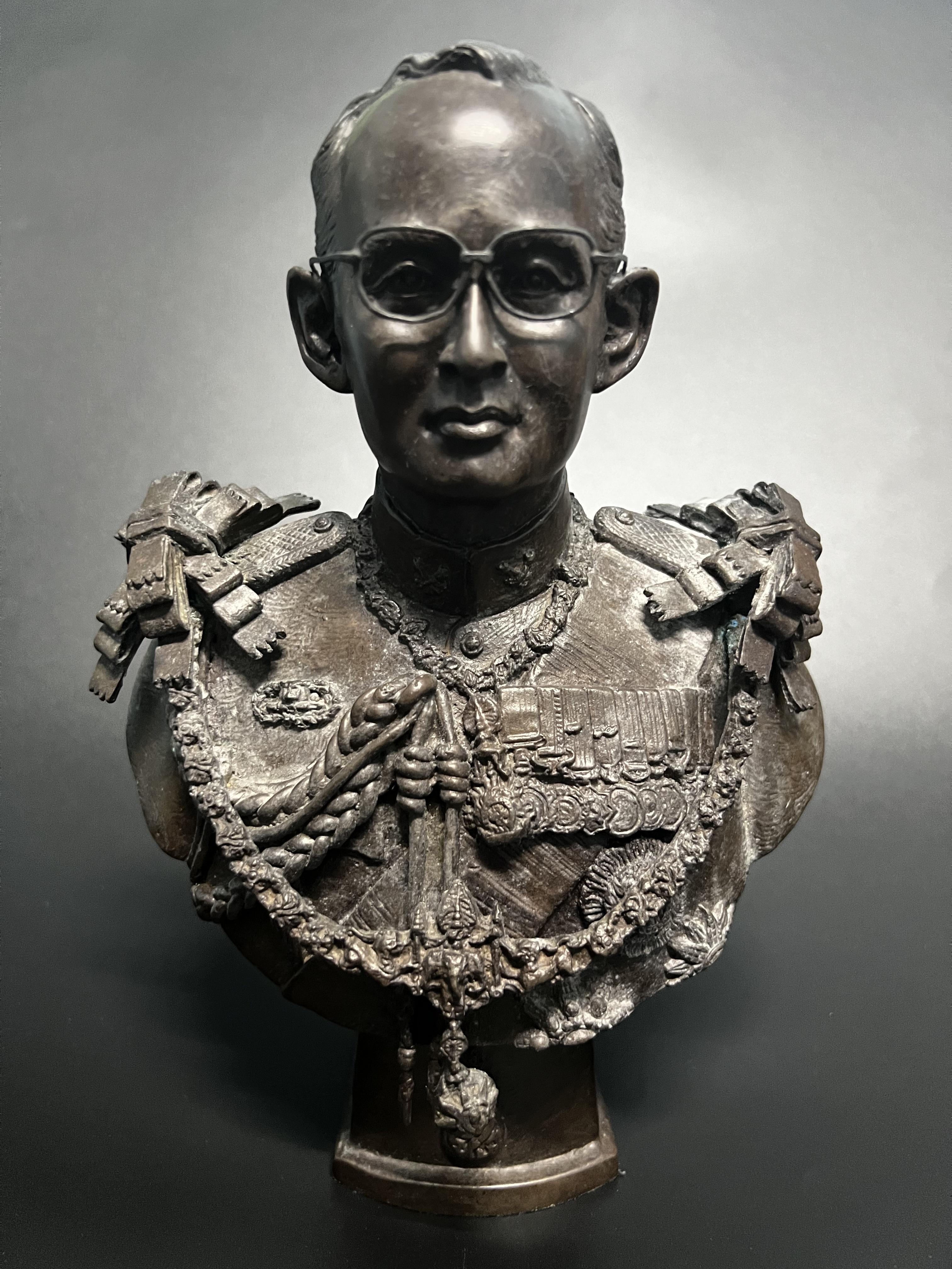 พระบรมรูปในหลวงรัชกาลที่9 รุ่นเฉลิมพระเกียรติ ปี2545 สูง 9 นิ้ว ฉลองพระองค์เต็มยศสายสะพายมหาจักรี สายสร้อยจุลจอมเกล้า ส่วนฐานประดับอักษรพระปรมาภิไธย ภ.ป.ร.(พิธีปลุกเสกวัดพระแก้ว)