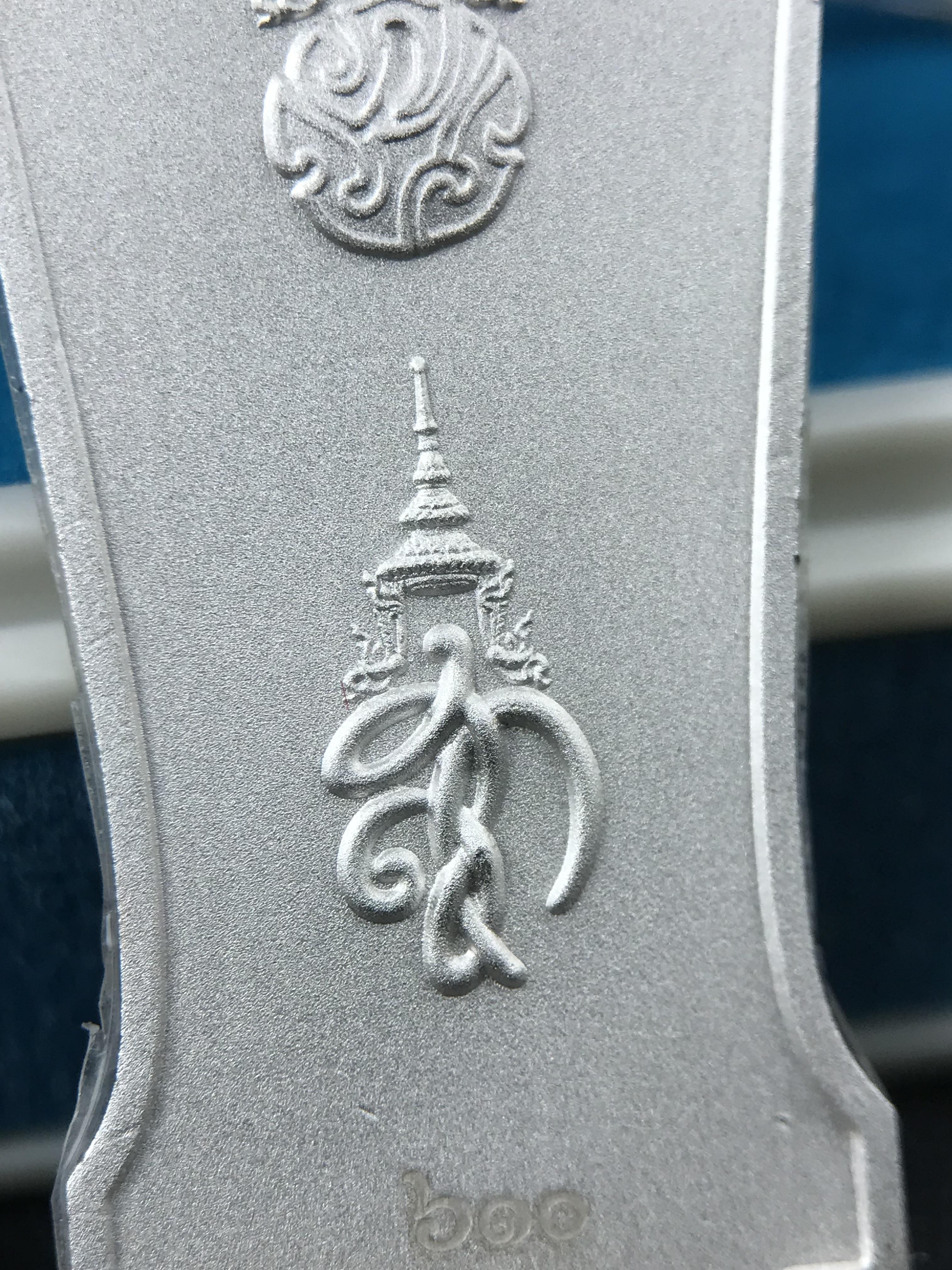 เหรียญที่ระลึกพระพุทธเมตตาประชาไทยไตรโลกนาถคันธารราฐอนุสรณ์ หลัง ภปร. และ สก. วัดทิพย์สุคนธาราม จ.กาญจนบุรี ปี 2558 เนื้อเงิน 99.99% ขนาดสูง 4.6 ซม. ที่ระลึก ร.9 พระชนมพรรษาครบ 7 รอบ และ สมเด็จพระราชินี พระชนมพรรษา 80 พรรษา พิธีใหญ่(หายาก1 ใน 999 เหรียญ)