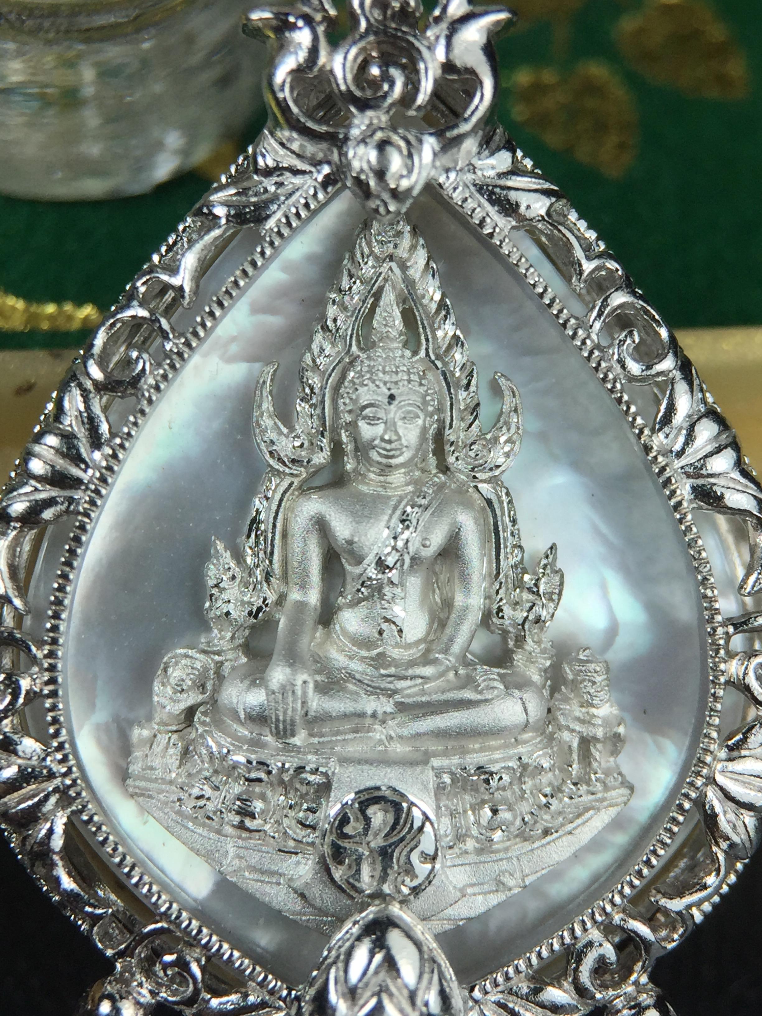 พระพุทธชินราช(จำลอง) ภปร. 84 พรรษา ทรงหยดน้ำ เนื้อเงินชุบทองคำขาว ขนาด 20*36 มม. (พระราชทานมวลสาร จิตรลดาและเส้นพระเจ้า(เส้นผม)รัชกาลที่9)พุทธศิลป์ทรงคุณค่าอีกหนึ่งรุ่นยอดนิยม งดงาม ทรงคุณค่า หายาก