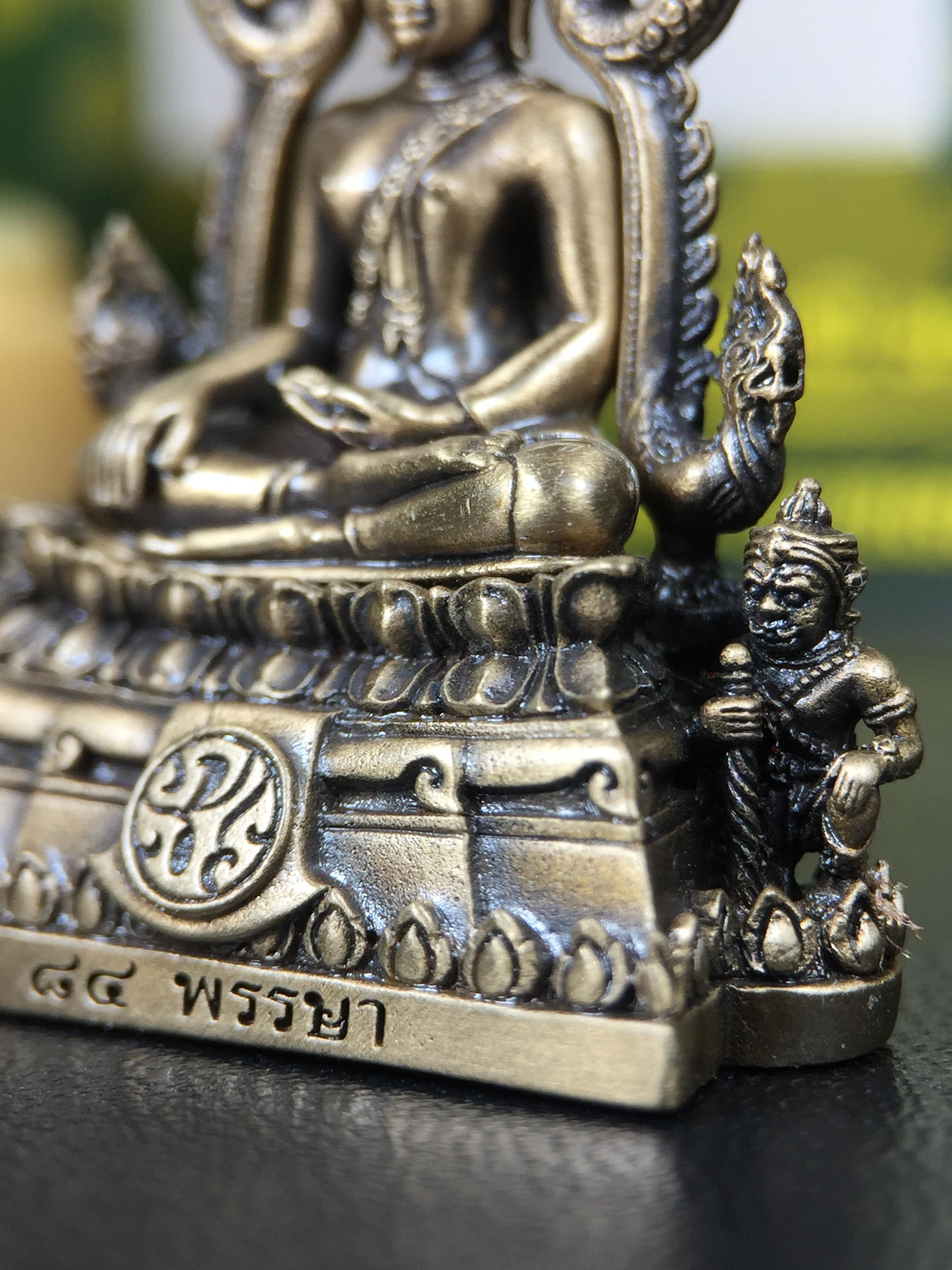 พระพุทธชินราช(จำลอง) ภปร. 84 พรรษา ปี 2554 เนื้อบรอนซ์รมดำซาติน พิมพ์กลางขนาดหน้าตัก 1/2 นิ้ว(พระราชทานมวลสาร จิตรลดาและเส้นพระเจ้า(เส้นผม)รัชกาลที่9)พุทธศิลป์ทรงคุณค่าอีกหนึ่งรุ่นยอดนิยม