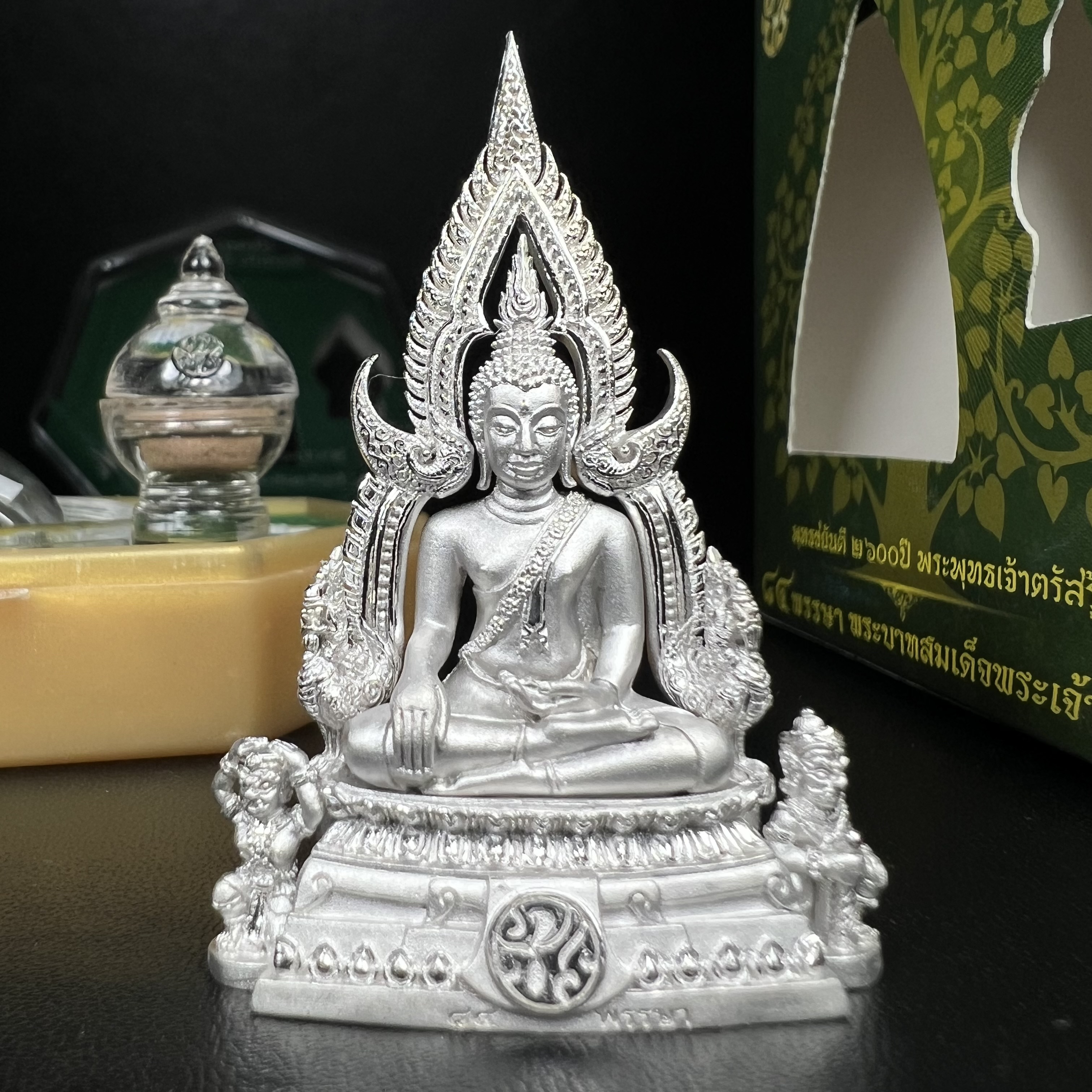 พระพุทธชินราช(จำลอง) ภปร. 84 พรรษา เนื้อเงินชุบทองคำขาว พิมพ์ใหญ่ขนาดหน้าตัก 3/4 นิ้ว(พระราชทานมวลสาร จิตรลดาและเส้นพระเจ้า(เส้นผม))รัชกาลที่9)พุทธศิลป์ทรงคุณค่าอีกหนึ่งรุ่นยอดนิยม(1ใน 3000 องค์)