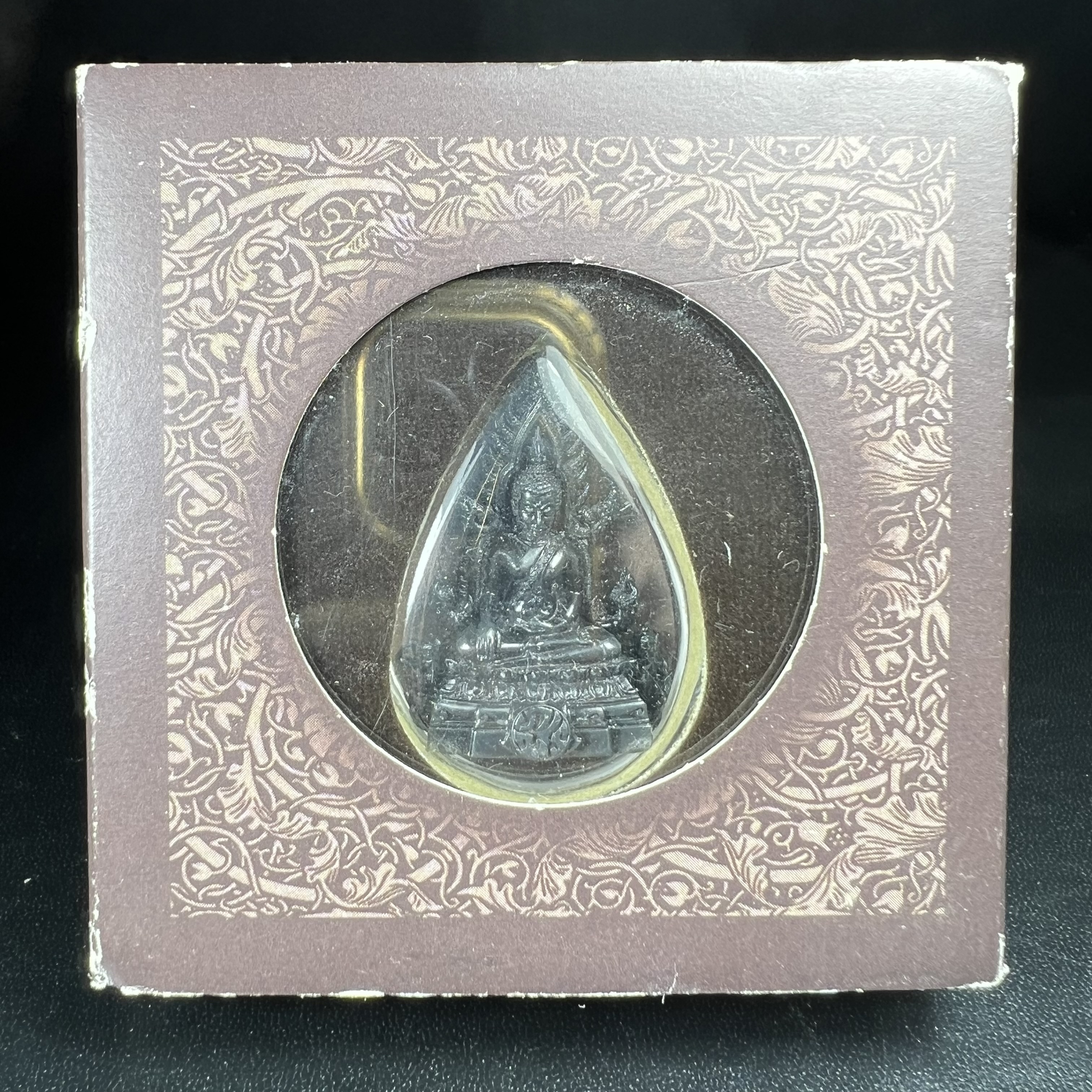 พระพุทธชินราช ภปร. โครงการ "เพราะแผ่นดินนี้ คือ แผ่นดินเกิด" ปี2548(รุ่นแรก) ลอยองค์ หน้าตัก 1/2 นิ้ว(ขนาด 3.5 x 2.5 ซม.) เนื้อเงินรมดำ(พุทธศิลป์จำลองเมื่อครั้งลอกทอง ครั้งที่3 เมื่อปี2547 ร้อยปีจะมีสักครั้ง "พระพุทธชินราชองค์ดำ")