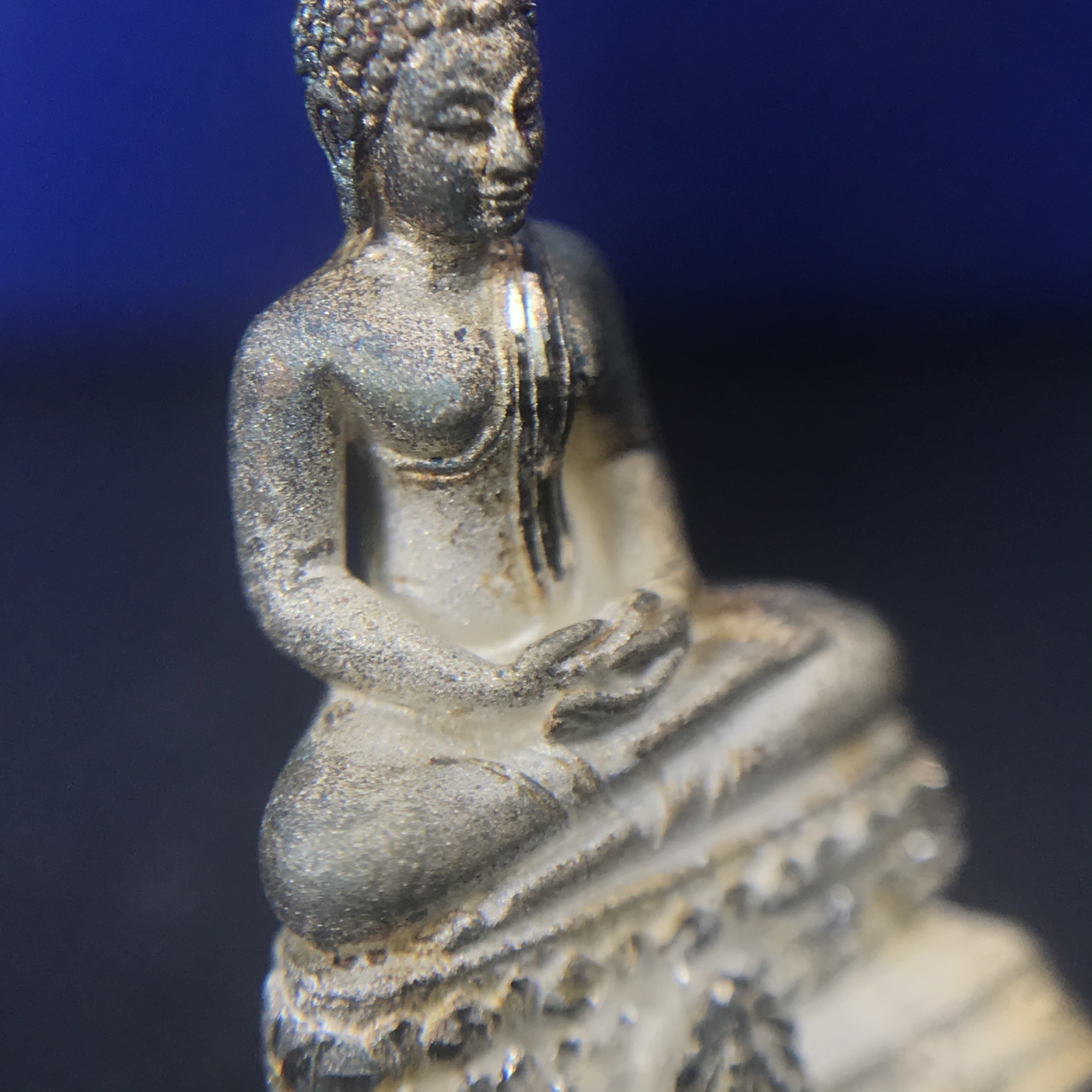 พระชัยวัฒน์พุทธสิหิงค์ ภปร. รุ่นสร้างหอพระธรรมศาสตร์ ปี2542 เนื้อเงิน(ผิวเดิม ขึ้นสีรุ้งธรรมชาติ แบบนิยม) มหาพิธี 3วาระอันยิ่งใหญ่