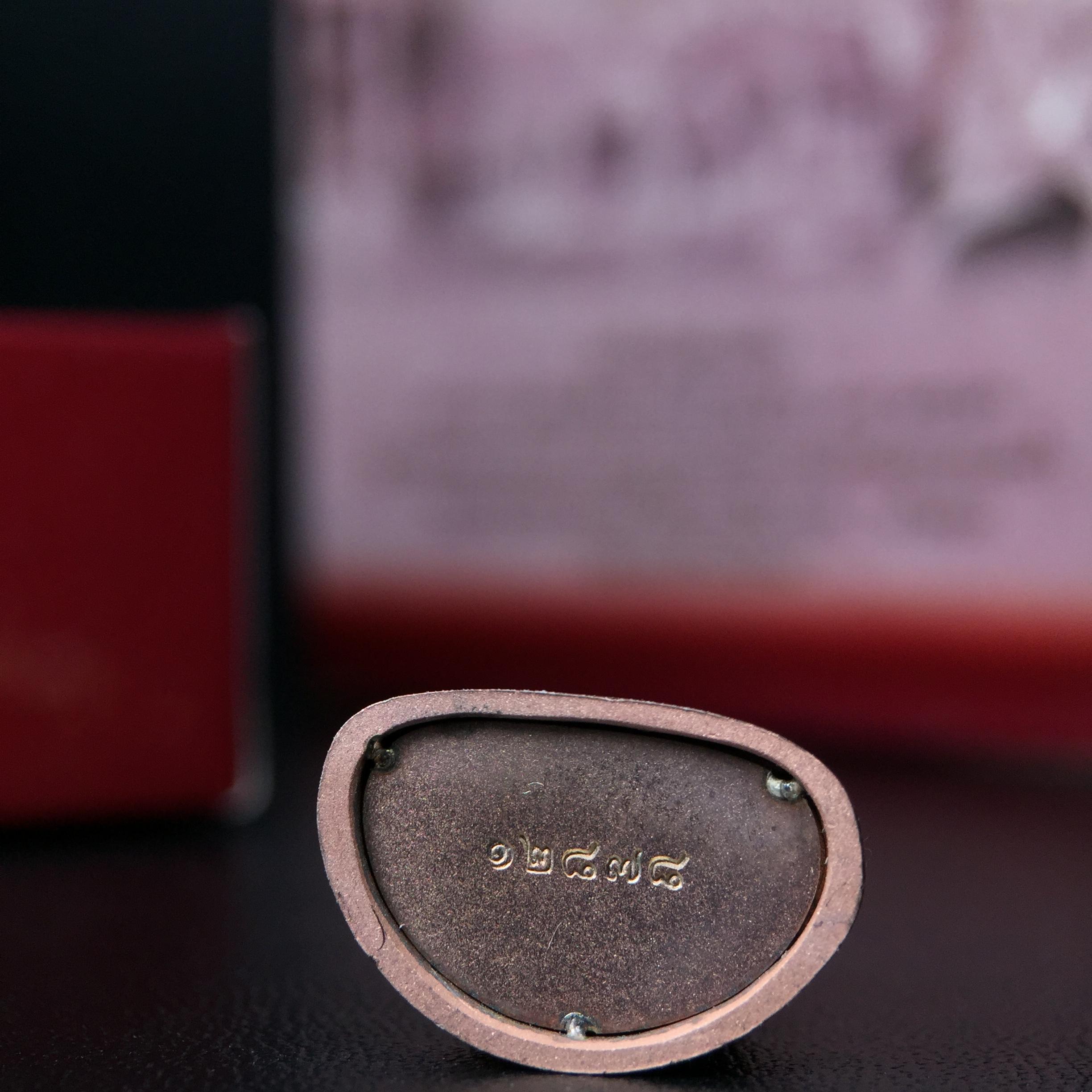 พระแก้วมรกต ภปร.(รุ่นแรก) ปี2545 รุ่นฉลองกรุงรัตนโกสินทร์ครบ 220 ปี พิมพ์ลอยองค์ใหญ่ เนื้อเงินบริสุทธิ์ 92.5% (สามกษัตริย์) ขนาด 19*35 มม. พร้อมกล่องบรรจุดิม สวยครบสมบูรณ์