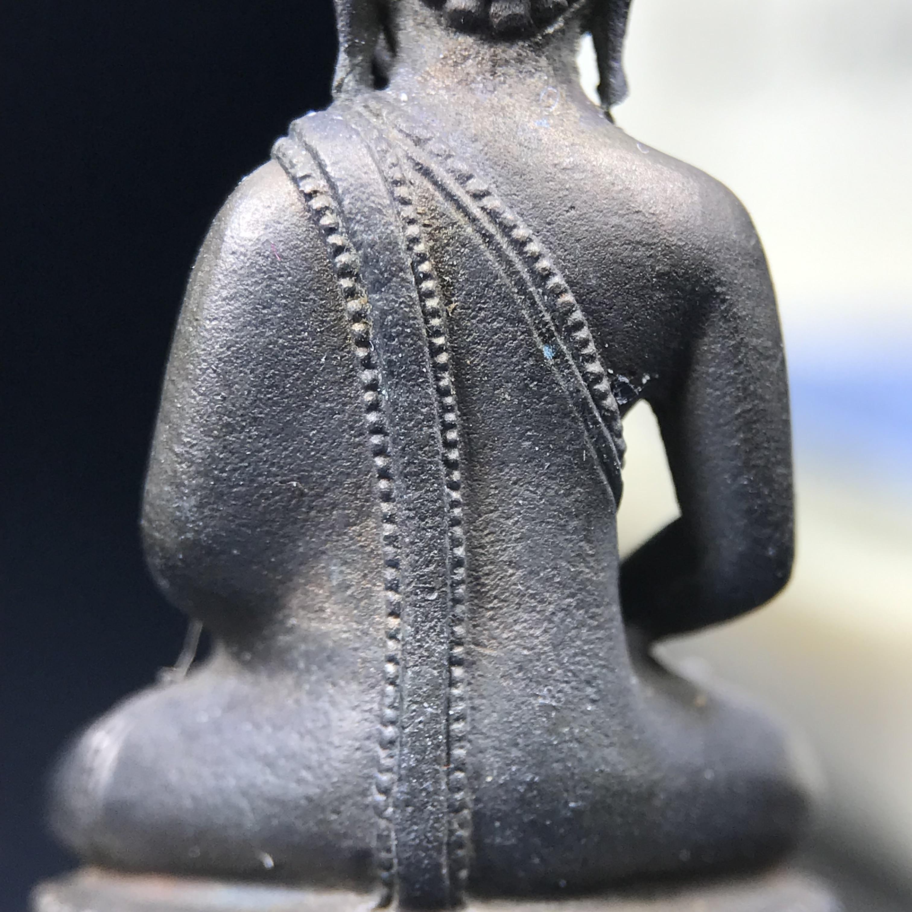 พระกริ่งพิชัยรังสี รุ่นแรก วัดป่าชัยรังสี จ.สมุทรสาคร ปี 2531 เนื้อนวโลหะ ออกแบบโดยนายช่างเกษม มงคลเจริญ ช่างมือหนึ่งแห่งยุค ปลุกเสกโดยพระเกจิอาจารย์ที่มีชื่อเสียงในยุคนั้นมาร่วมพิธีกันหลายรูป พุทธศิลป์ออกแบบได้สวยงดงาม พร้อมกล่องบรรจุเดิมครบ