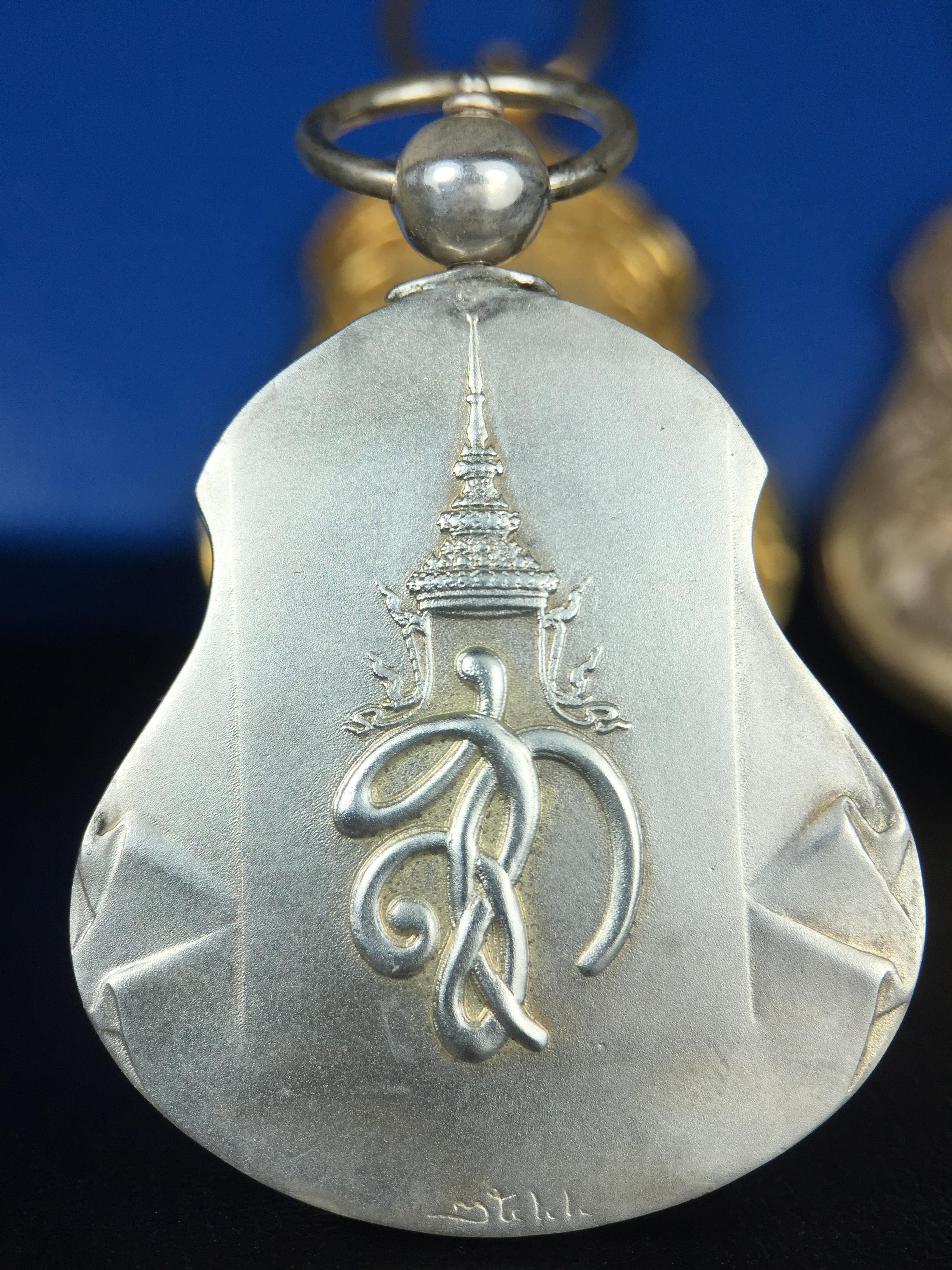 เหรียญหลวงปู่ทวด พระนามาภิไธย สก. แบบงานฉลุโบราณ(HAND MADE) ปี 2544 ชุดทองคำ(เนื้อทองคำ(15.16 กรัม)+เนื้อเงิน+เนื้อบรอนซ์)พิธีปลุกเสก ณ อุโบสถวัดช้างให้ และ พิธีมังคลาภิเษก ณ พระอุโบสถ วัดพระศรีรัตนศาสดาราม(วัดพระแก้ว) (1 ใน 500 ชุด)พบเจอน้อยหายากมาก