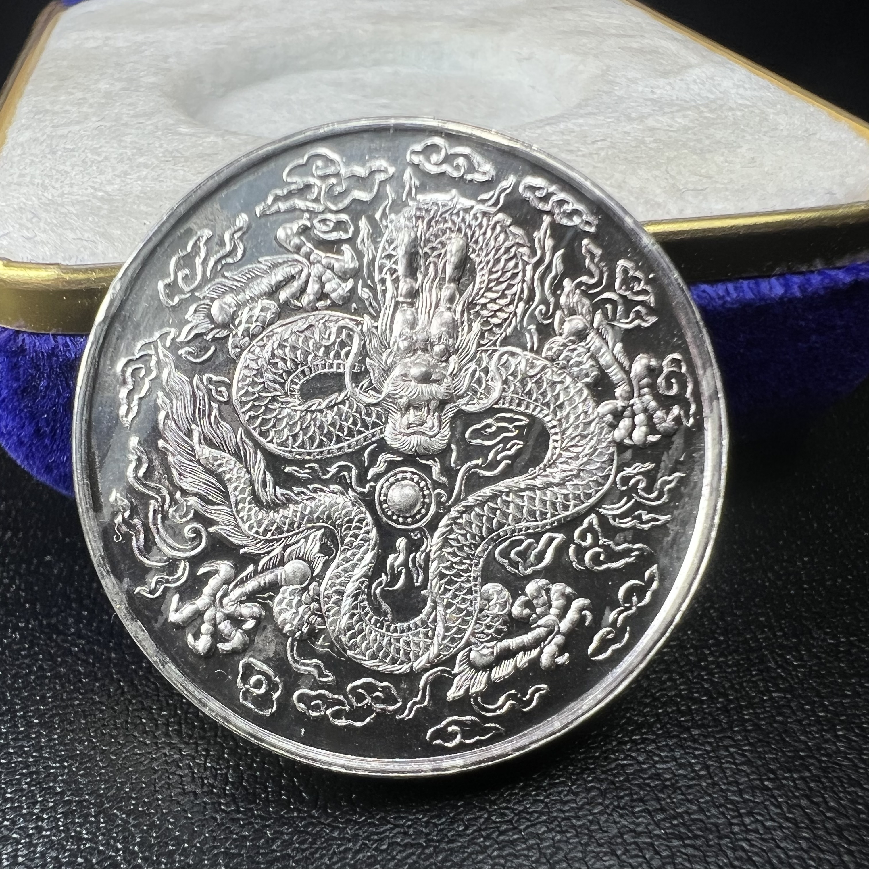 เหรียญพระอวโลกิเตศวร เจ้าแม่กวนอิมหลังมังกรคาบลูกแก้ว พระเทพกวี สมเด็จพระวันรัต วัดบวรนิเวศวิหาร กทม. ปี2536 ปลุกเสกพิธีใหญ่ ตอกโค๊ตขอบเหรียญ เนื้อเงินขัดเงาพ่นทราย ขนาด 3 ซม. พร้อมกล่องบรรจุเดิมครบ สภาพสวย