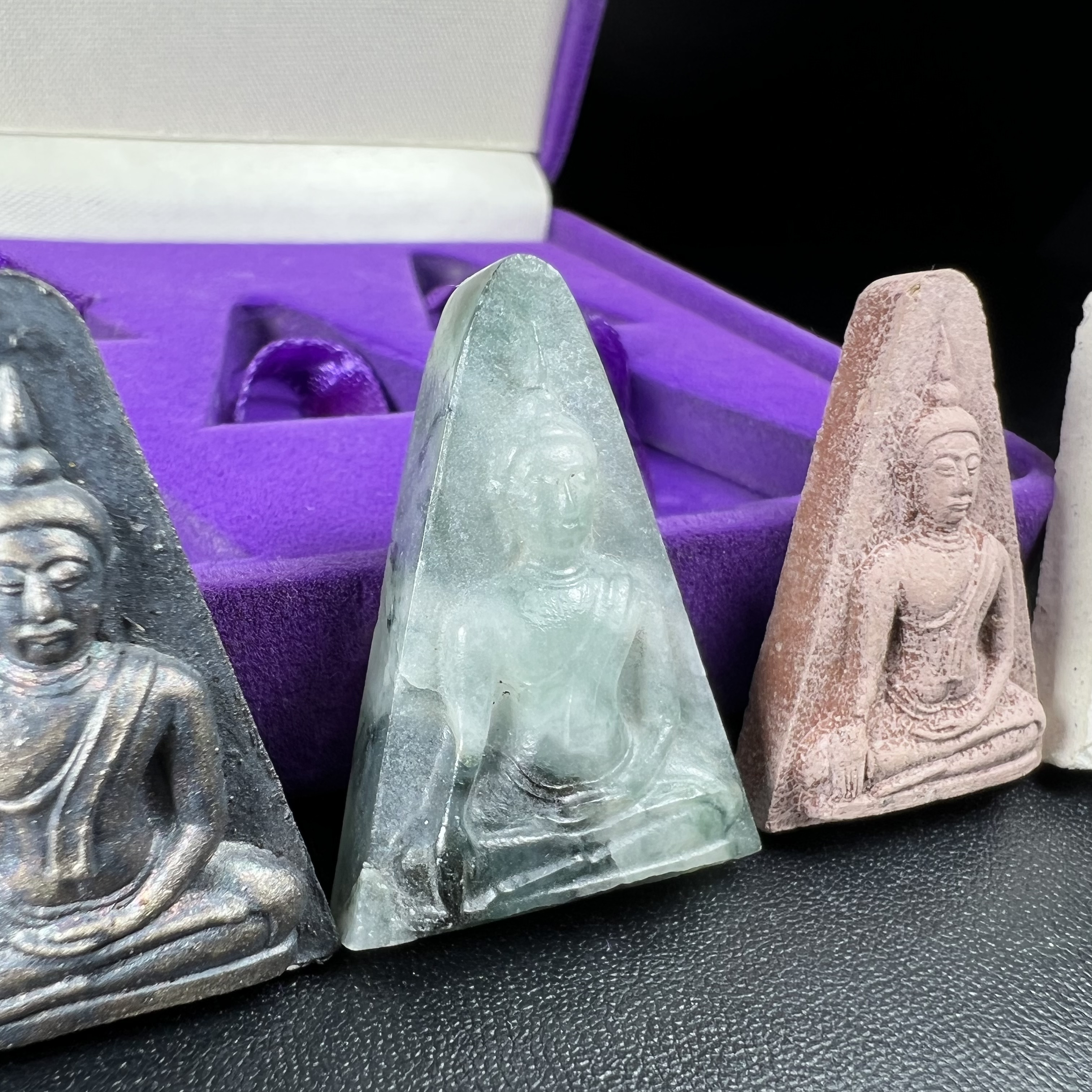 พระนางพญาเสน่ห์จันทร์ สธ. สร้างในวโรกาสทรงเจริญพระชนมายุ 50 พรรษา สมเด็จพระเทพฯ พ.ศ.2548 ชุดพิเศษ (1 ใน 5000 ชุด)หายาก