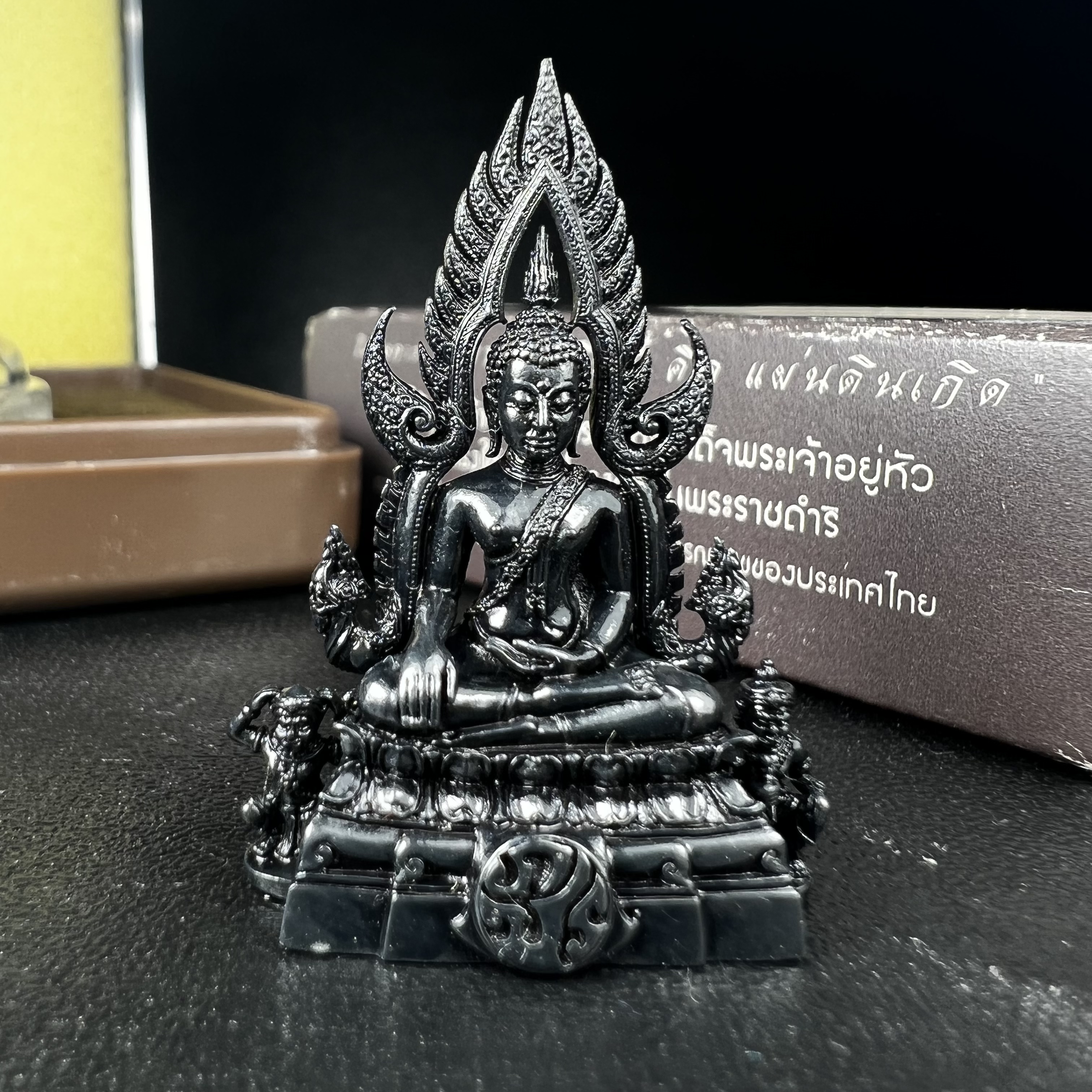 พระพุทธชินราช ภปร. โครงการ "เพราะแผ่นดินนี้ คือ แผ่นดินเกิด" ปี2548(รุ่นแรก) ลอยองค์ หน้าตัก 1/2 นิ้ว เนื้อเงินรมดำ(พุทธศิลป์จำลองเมื่อครั้งลอกทอง ครั้งที่3 เมื่อปี2547 ร้อยปีจะมีสักครั้ง "พระพุทธชินราชองค์ดำ")