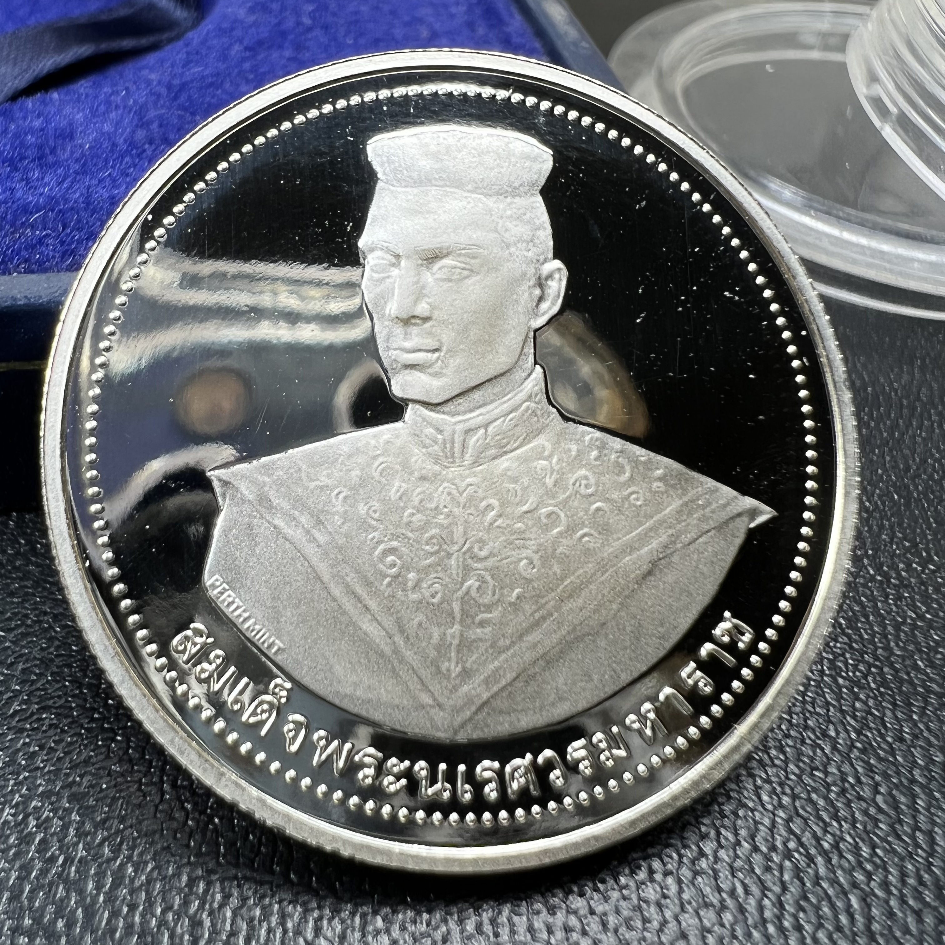 เหรียญสมเด็จพระนเรศวรมหาราช-พระพุทธชินราช รุ่นกองทุนสร้างอาคารเรียนวิทยาลัยสงฆ์ วัดพระศรีรัตนมหาธาตุ ปี 2536 เนื้อเงินขัดเงา บล็อกนอก เพิร์ธ ประเทศออสเตรเลีย(PERTH MINT)กล่องบรรจุเดิมใบรับรองพร้อมสวยงาม