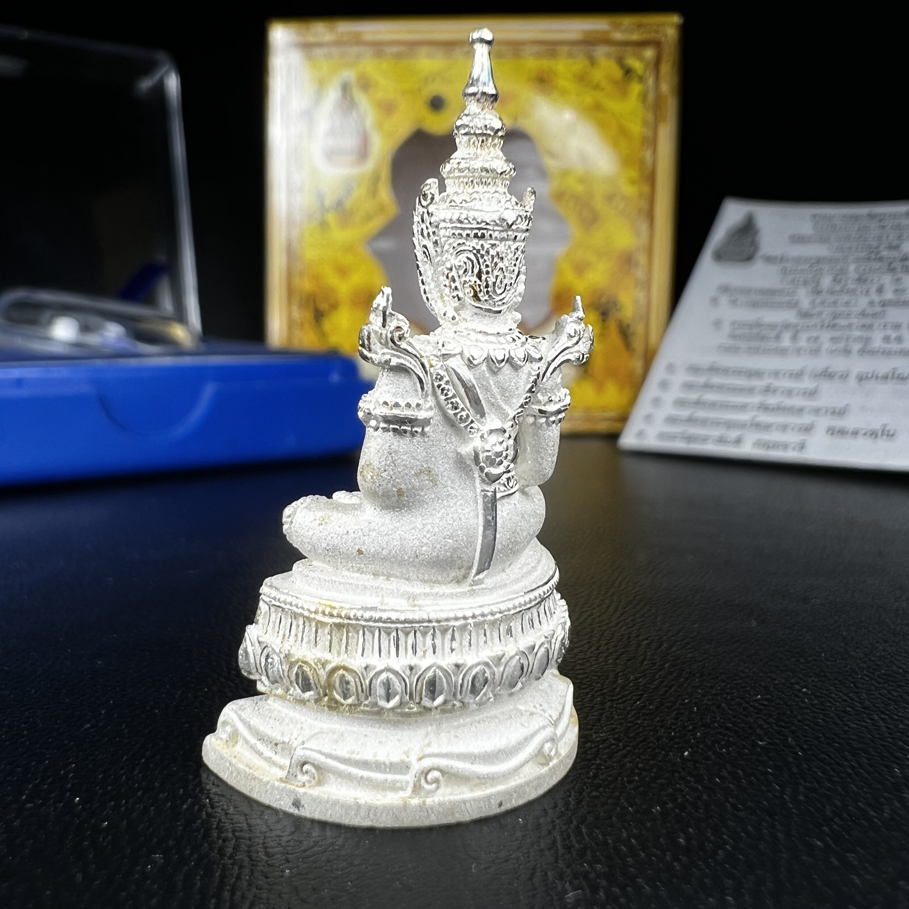 พระแก้วมรกต(จำลอง)ลอยองค์ ขนาดหน้าตัก 1/2 นิ้ว ทรงเครื่องฤดูร้อน เนื้อเงิน ตราสัญลักษณ์ฉลองสิริราชสมบัติ ครบ 60 ปี พ.ศ.2549(สภาพสวย ครบ สมบูรณ์))