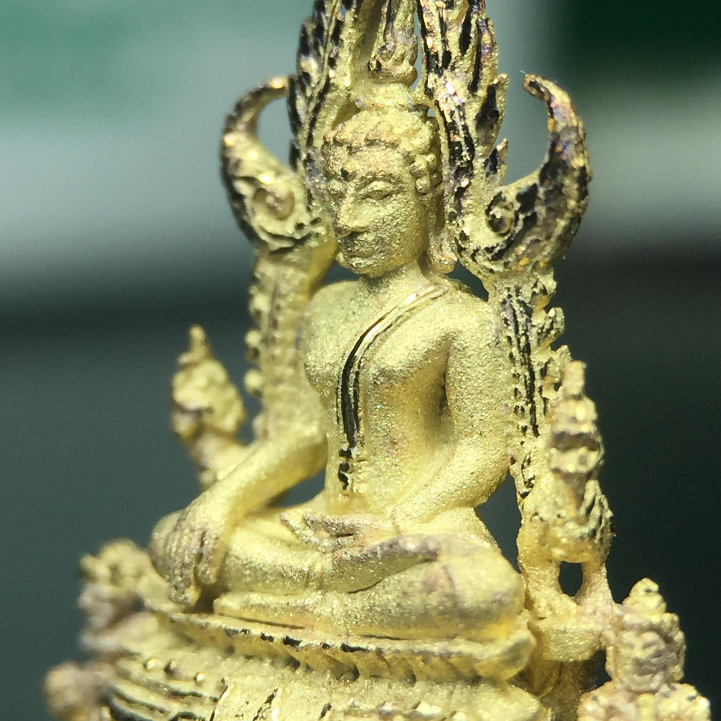 พระพุทธชินราช ภปร. ในวโรกาสพระราชพิธีมหามงคล เฉลิมพระชนมายุ6รอบ 5ธันวาคม2542 มูลนิธิพิทักษ์ดวงตาประชาชน จัดสร้าง เนื้อเงินบริสุทธิ์ 99.9% แบบชุบทองประกายเพชร 3 ไมครอน พิมพ์กลาง ขนาดสูง 2.4 ซม. พร้อมกล่องบรรจุเดิม