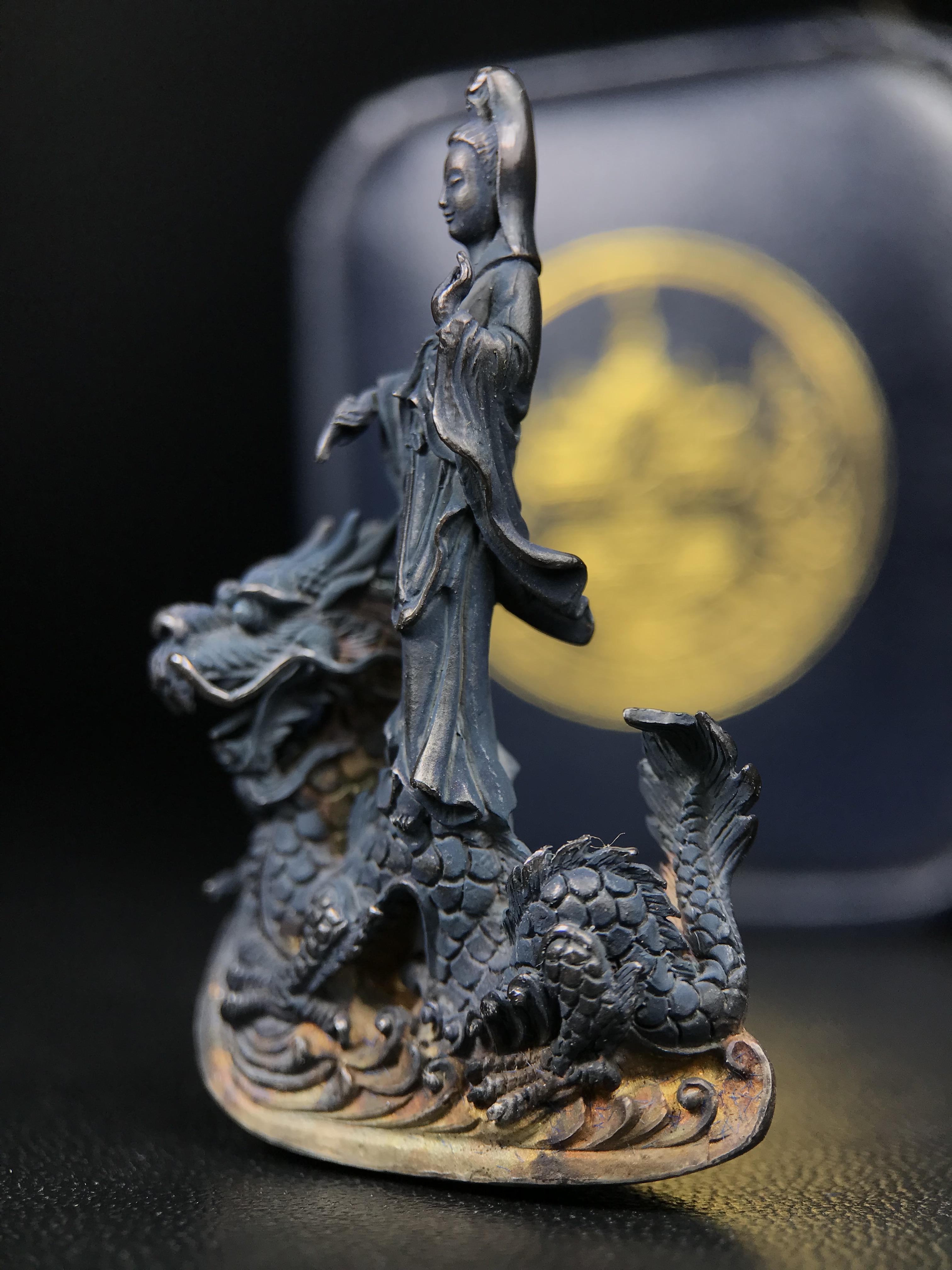 รูปหล่อลอยองค์พระโพธิสัตว์กวนอิม ทรงประทับมังกร จ.ระนอง ปี 2539 เนื้อเงิน พิมพ์ใหญ่(ผิวกลับดำทูโทนเข้มขลังสวยงามมีเสน่ห์)(สภาพผิวเดิม)(เสน่ห์พระเนื้อเงินสีสันที่ธรรมชาติสรรค์สร้าง)เฉลิมฉลองในวโรกาสที่พระบาทสมเด็จพระเจ้าอยู่หัวทรงครองสิริราชสมบัติครบ50ปี