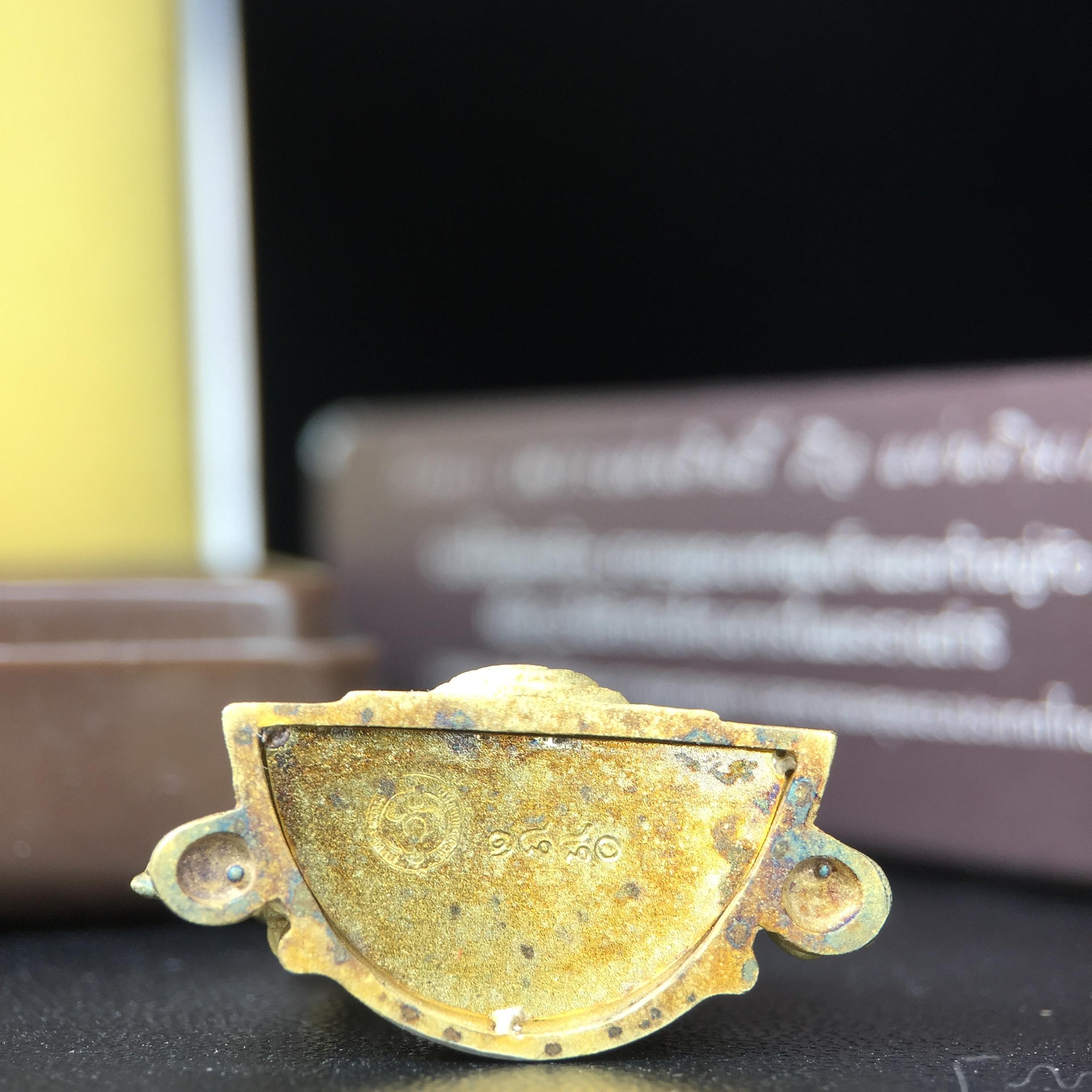 พระพุทธชินราช ภปร. โครงการ "เพราะแผ่นดินนี้ คือ แผ่นดินเกิด" ปี2548(รุ่นแรก) ลอยองค์ หน้าตัก 1/2 นิ้ว เนื้อเงินสามกษัตริย์(ผิวเดิมติดรุ้งๆสวยดีมีเสน่ห์) พุทธศิลป์งดงามทรงคุณค่า รุ่นยอดนิยม