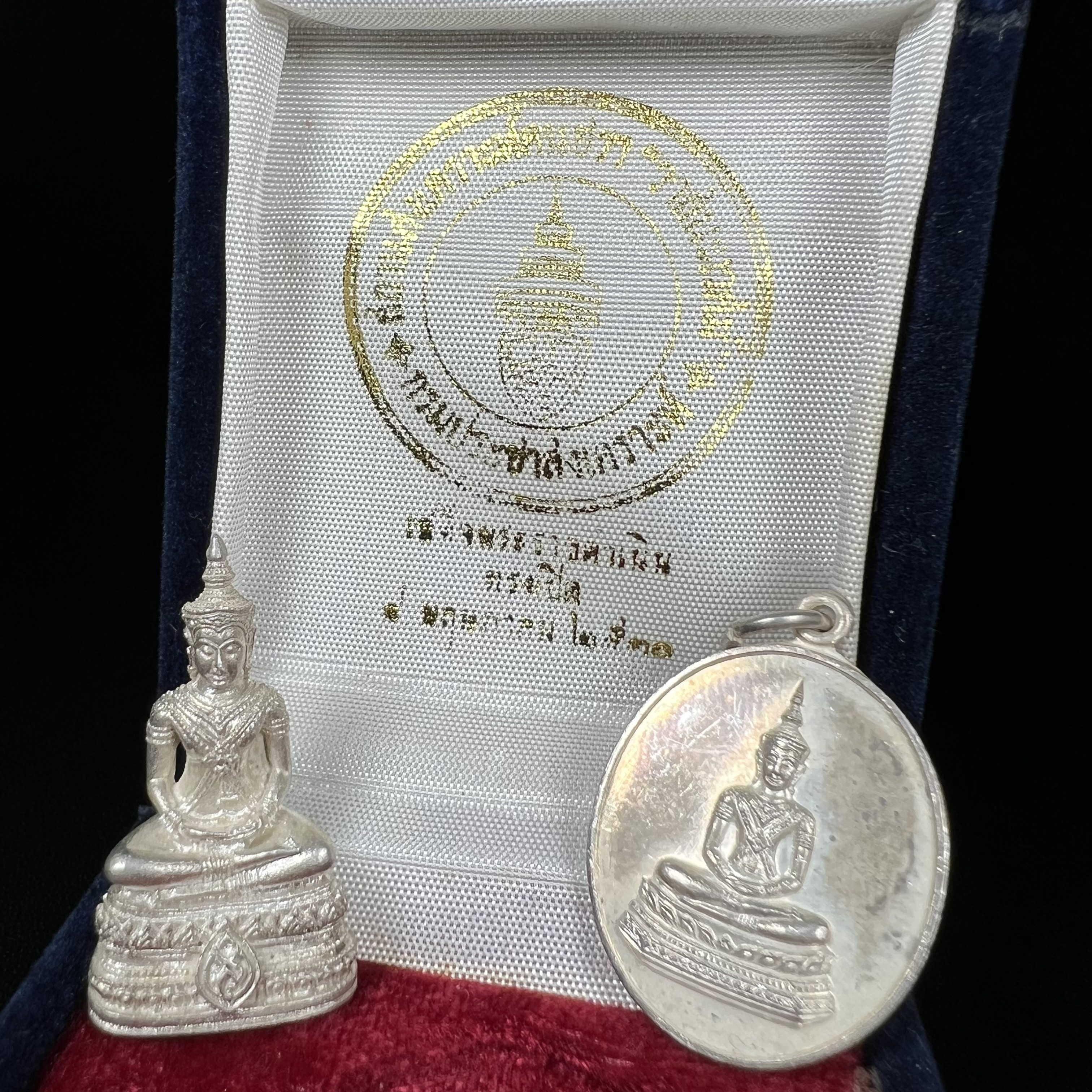 พระวาสนะเวศม์ พร้อมเหรียญ ชุดกรรมการ เนื้อเงิน(หายากพบเจอน้อย) สร้างในโอกาสสมเด็จย่าทรงเปิดสถานสงเคราะห์คนชรา 8 พฤษภาคม ปี 2530 กรมประชาสงเคราะห์จัดสร้าง พิธีปลุกเสก วัดบวรนิเวศวิหาร