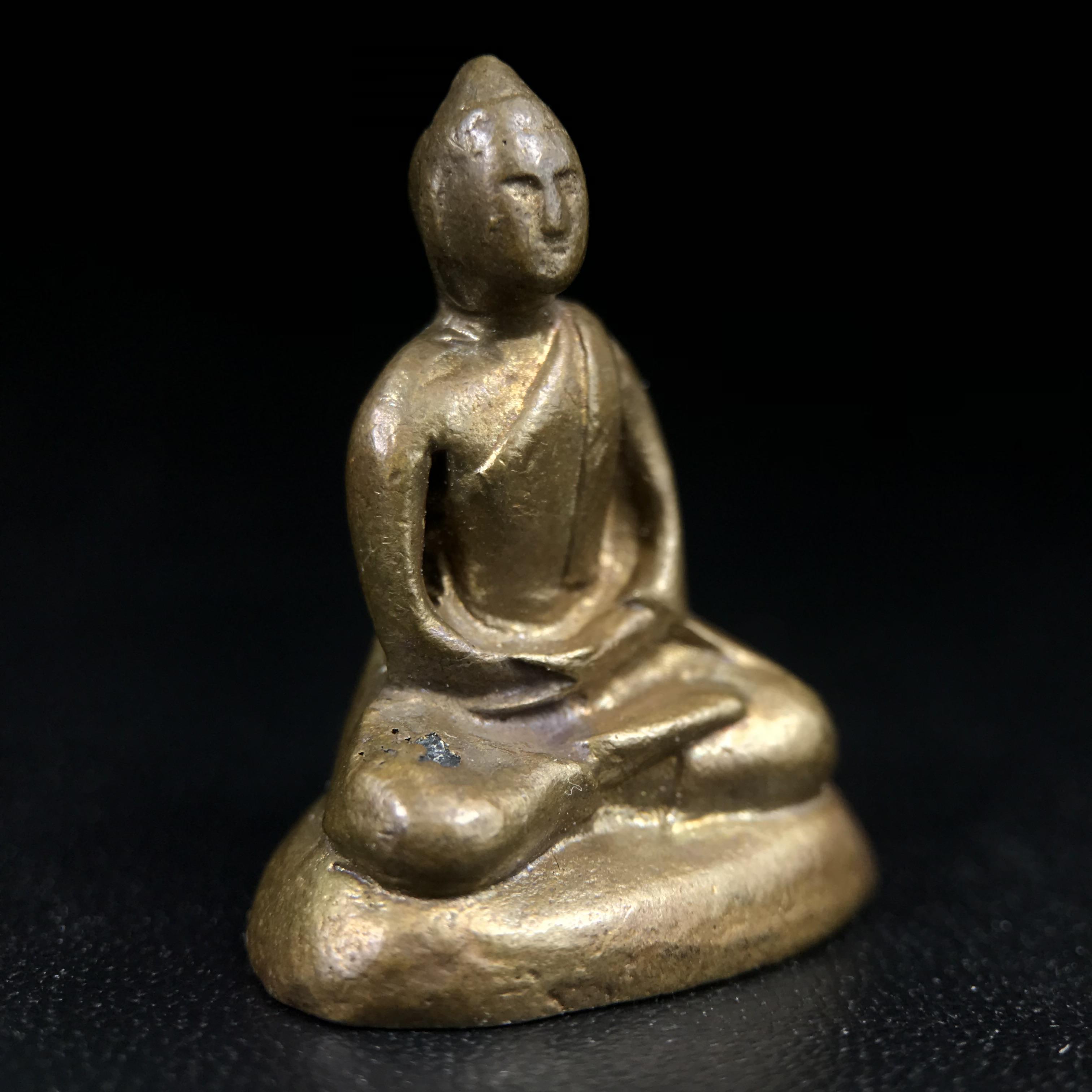 พระกริ่งฝีพระหัตถ์สมเด็จย่า ขนาดห้อยบูชาขนาดเล็ก จัดสร้างขึ้นเนื่องในวาระครบ 6 รอบ เมื่อวันที่21 ตุลาคม พ.ศ.2515(ในหลวงรัชกาลที่ 9 เสด็จพระราชดำเนินทรงเททอง)ปลุกเสกยิ่งใหญ่ เกจิ 108 รูป ร่วมปลุกเสก คัดสภาพสวยแบบนี้พบเจอน้อยมาก หมายเลขต้นๆหลักร้อย หายากมาก