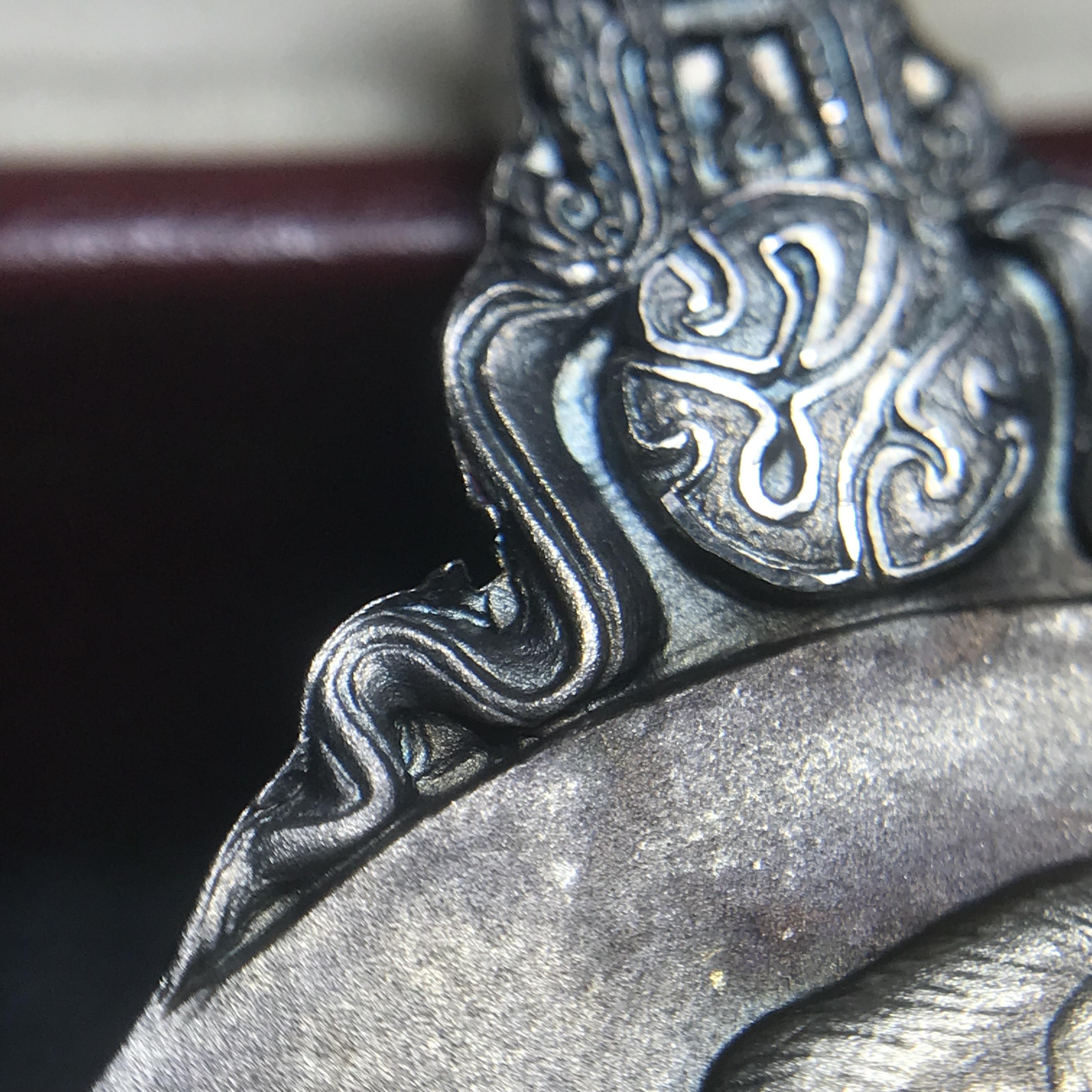 เหรียญพระมหาชนก ปี2539(รุ่นแรก) เนื้อเงิน พิมพ์ใหญ่บล็อกนิยมหายากสุดในรุ่น(วงเดือน คอจุด) ผิวเดิมสีรุ้งธรรมชาติแบบนิยม พร้อมหนังสือสภาพสวยครบชุด