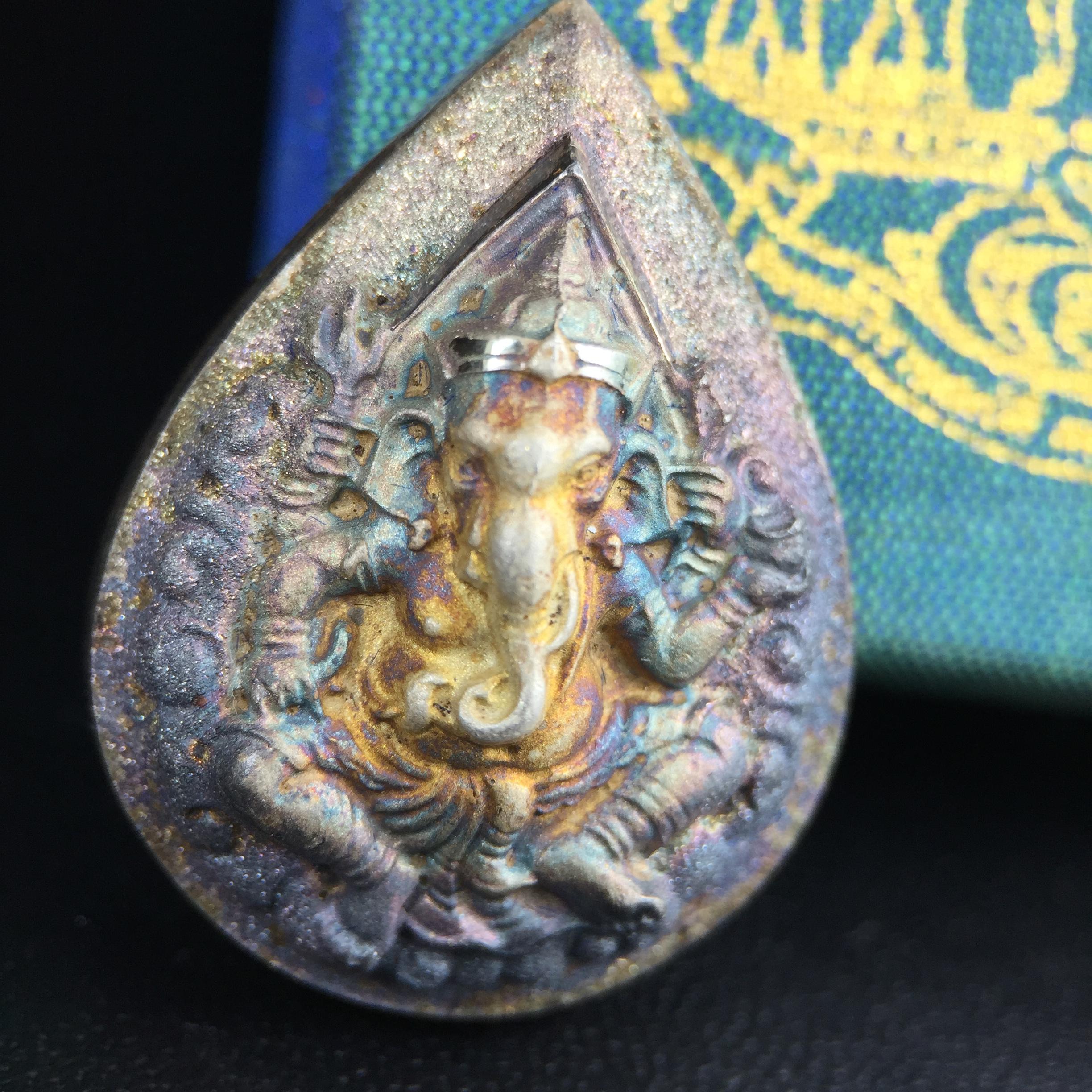 เหรียญพระพิฆเนศวร ญสส. ชุดกาญจนาภิเษกครองราชย์ 50 ปี พุทธศักราช 2538 พิมพ์ใหญ่(2.9 ซม.) เนื้อเงินผิวเดิมกลับดำขึ้นสีรุ้งเข้มขลังงดงามธรรมชาติสร้างสรรค์ สภาพสวยเดิมพร้อมกล่องบรรจุเดิม ตอกโค๊ดหมายเลขกำกับ(1ใน 5539องค์)