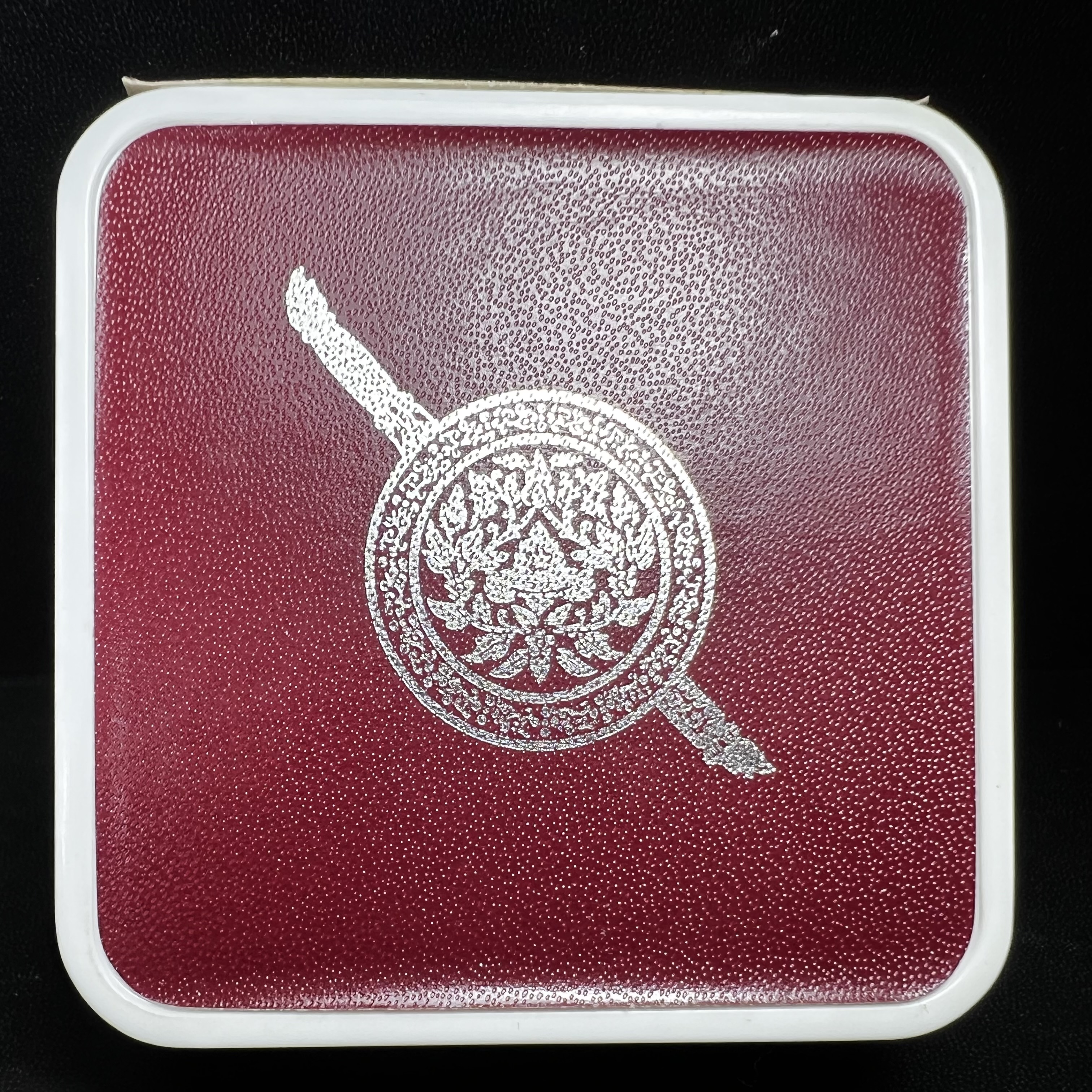 พระพุทธชินราช รุ่น ประวัติศาสตร์ มูลนิธิเพื่อตำรวจไทยจัดสร้าง ปี 2562 เนื้อเงินขัดเงา พิมพ์เหรียญรูปไข่ฉลุลายไทย พิมพ์ใหญ่ พระพุทธชินราช แบบจิวเวอร์รี่ (ขนาดสูง 2.9 ซม.) (สภาพ สวย ซีนซองเดิม กล่องบรรจุเดิมครบสมบูรณ์)