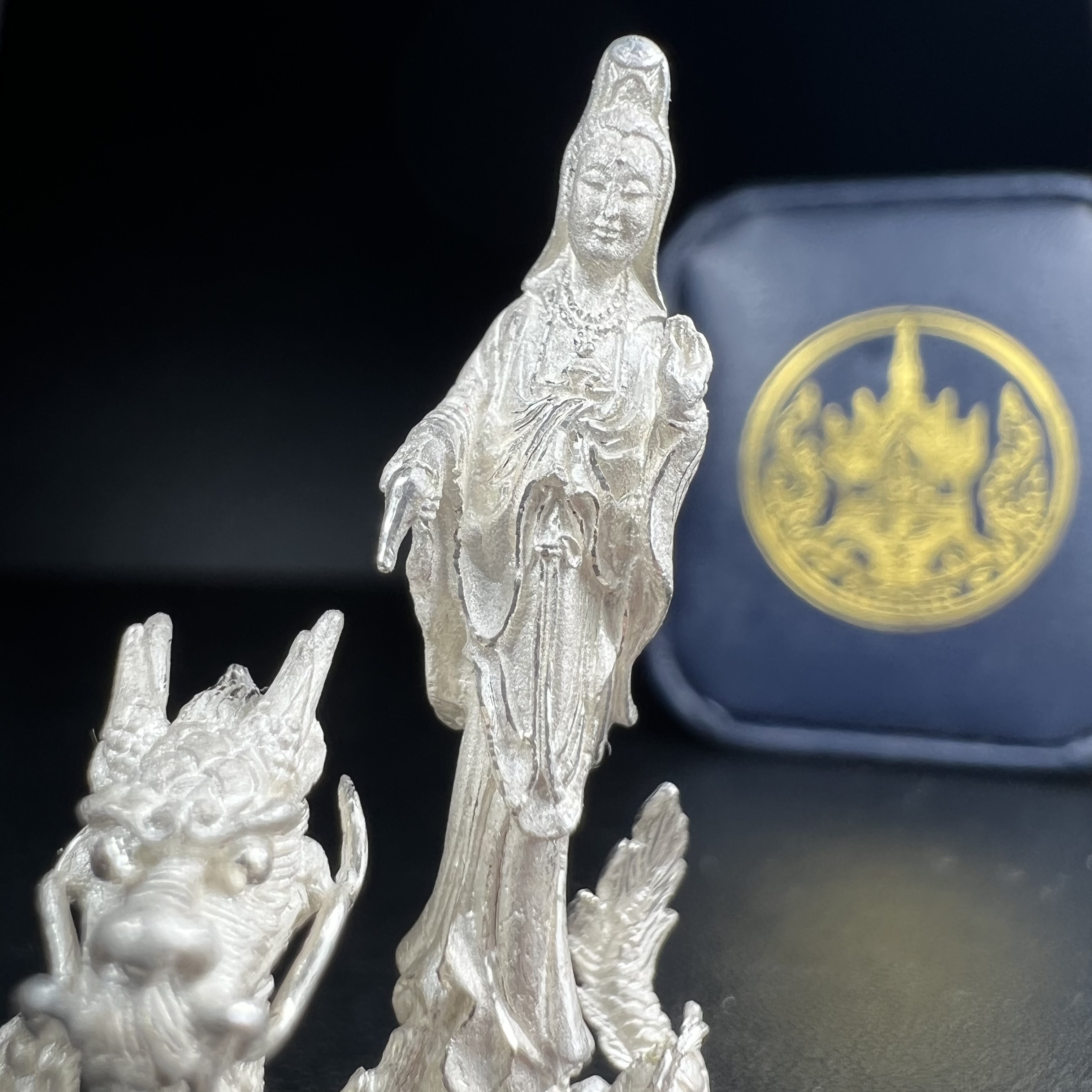 รูปหล่อลอยองค์พระโพธิสัตว์กวนอิม ทรงประทับมังกร จ.ระนอง เนื้อเงิน พิมพ์ใหญ่(สภาพผิว สวยงดงาม ทรงคุณค่า) เฉลิมฉลองในวโรกาสที่พระบาทสมเด็จพระเจ้าอยู่หัวทรงครองสิริราชสมบัติครบ 50 ปี จ.ระนอง พ.ศ.2539