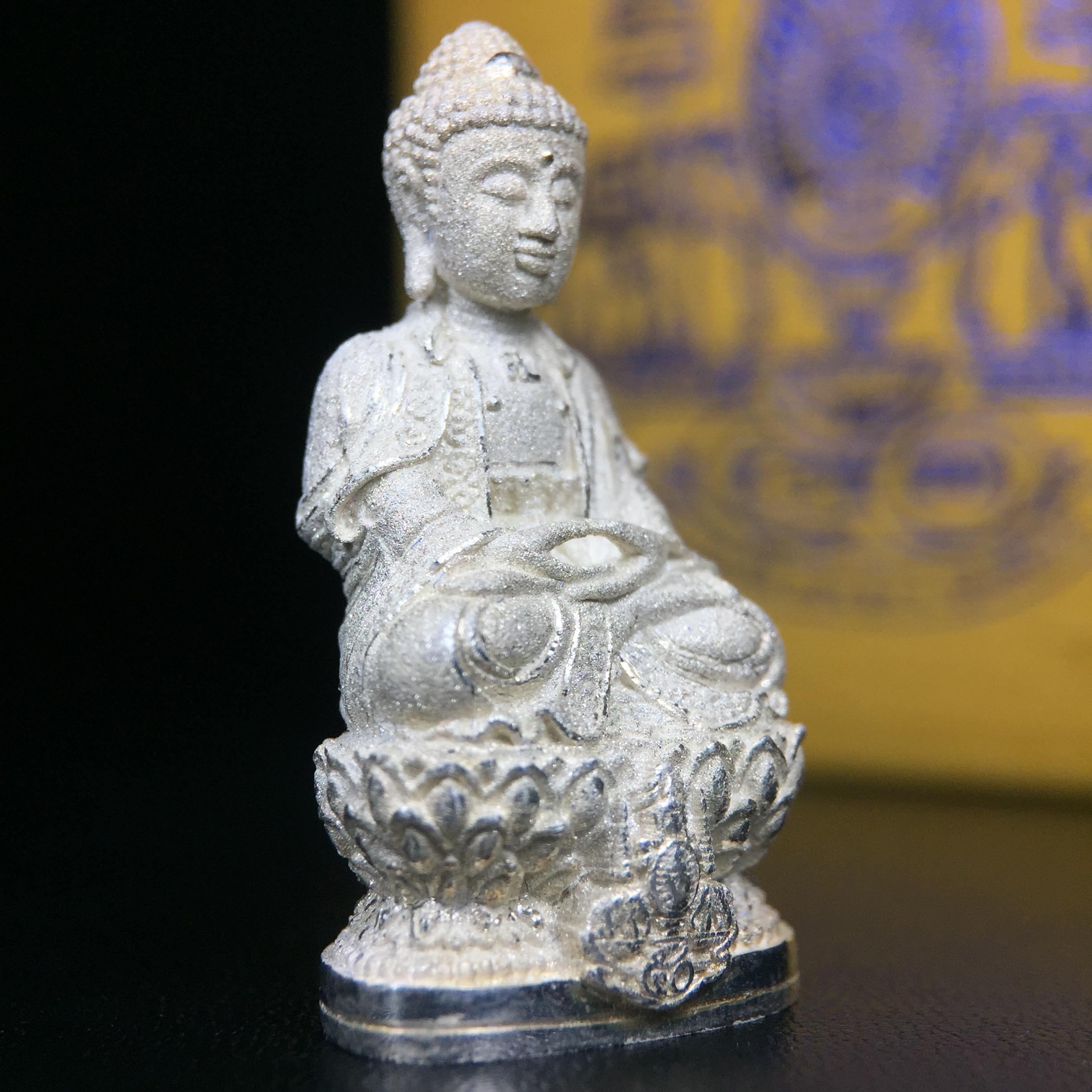 พระกริ่งจีน "ต้าเยิ่นถะ" รุ่น กาญจนาภิเษก ครองราชย์ 50 ปี วัดบวรนิเวศวิหาร ปี2538 เนื้อเงินพ่นทรายขัดเงาบางส่วน 99.99% สูง 3.8 ซม. (คัดสภาพสวยเดิม พิธีใหญ่ พุทธศิลป์งดงาม)1 ใน 6001 องค์