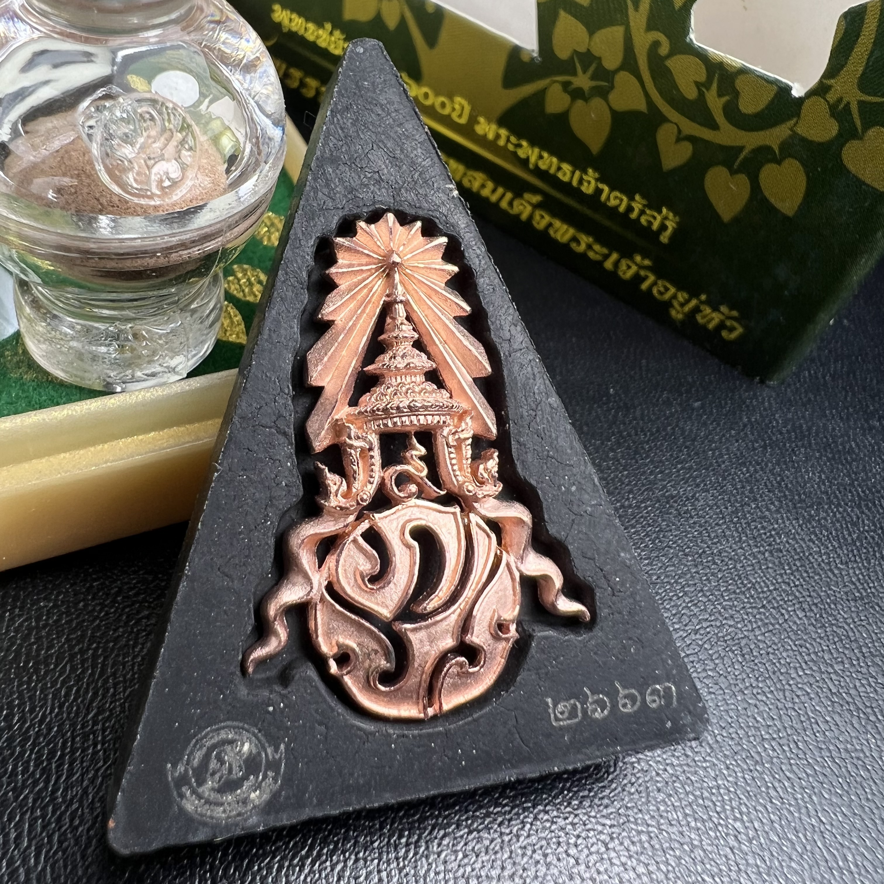 พระพุทธชินราช(จำลอง)ภปร. 84พรรษา เนื้อผงปิดทองด้านหน้า หลัง ภ.ป.ร. ทองแดง(พระราชทานมวลสาร จิตรลดาและเส้นพระเจ้า ร.9(เส้นผม))