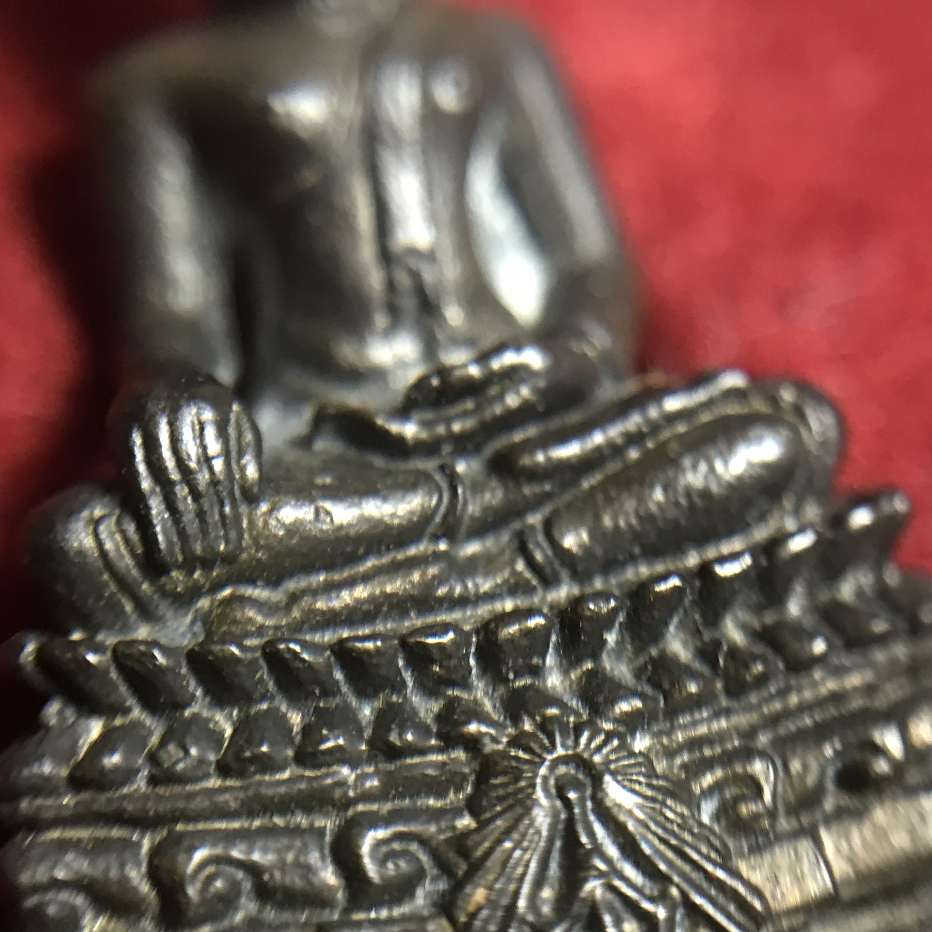 พระกริ่งพระพุทธชินสีห์ ภปร ทันโตเสฏโฐ ปี 2533 เนื้อนวโลหะพร้อมใบรับรองเดิม (วัตถุมงคลหนึ่งเดียวที่บรรจุพระทนต์(ฟัน)ในหลวงรัชกาลที่9 พระราชทานให้จัดสร้าง)(1ใน1999องค์)