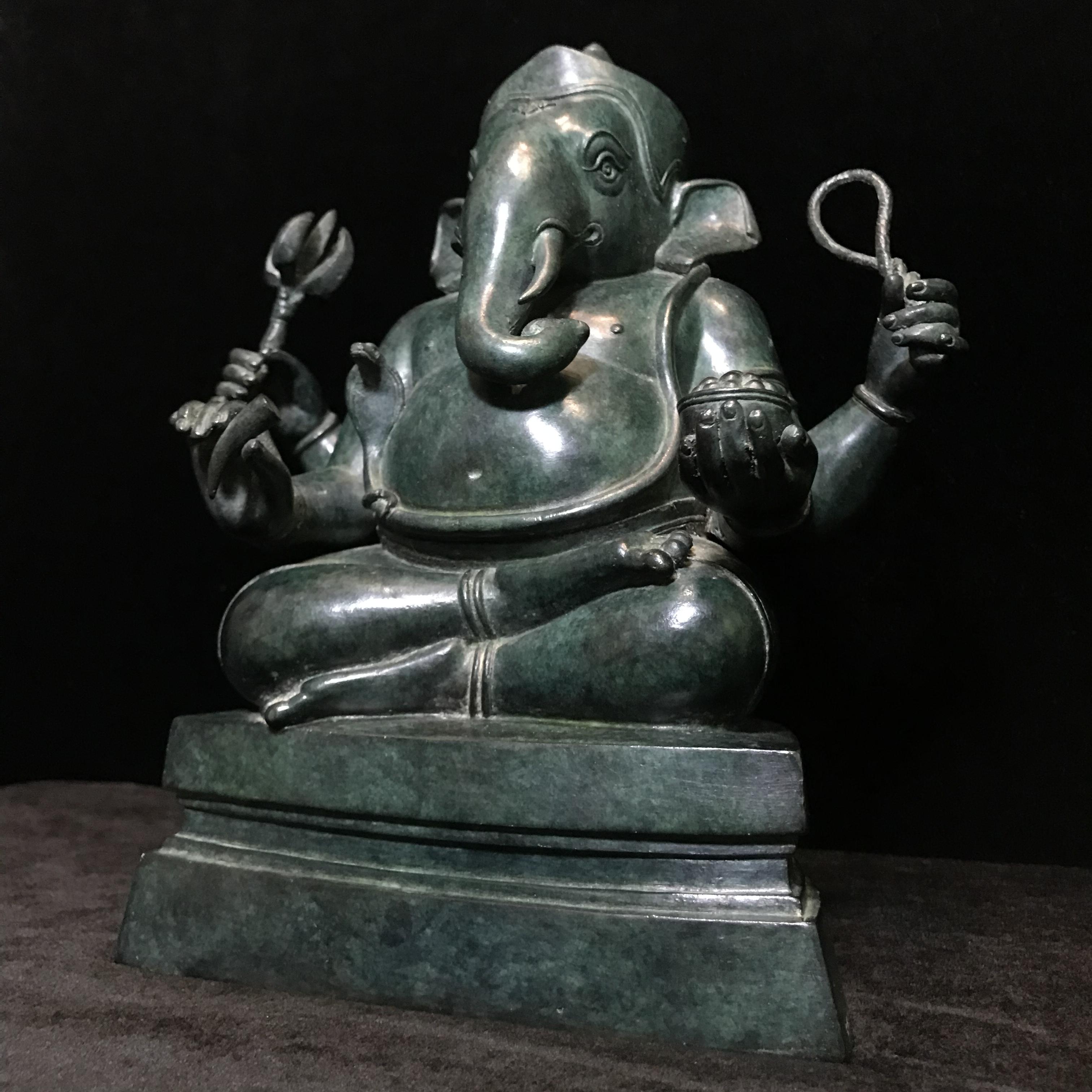 พระพิฆเนศครบรอบ55ปี คณะจิตรกรรม ม.ศิลปากร ปี 2540 เนื้อสำริด สนิมเขียว พาติน่า (Patinas) ขนาด 5x9 นิ้ว เป็นพระพิฆเนศที่งดงามทางด้านศิลปะมาก