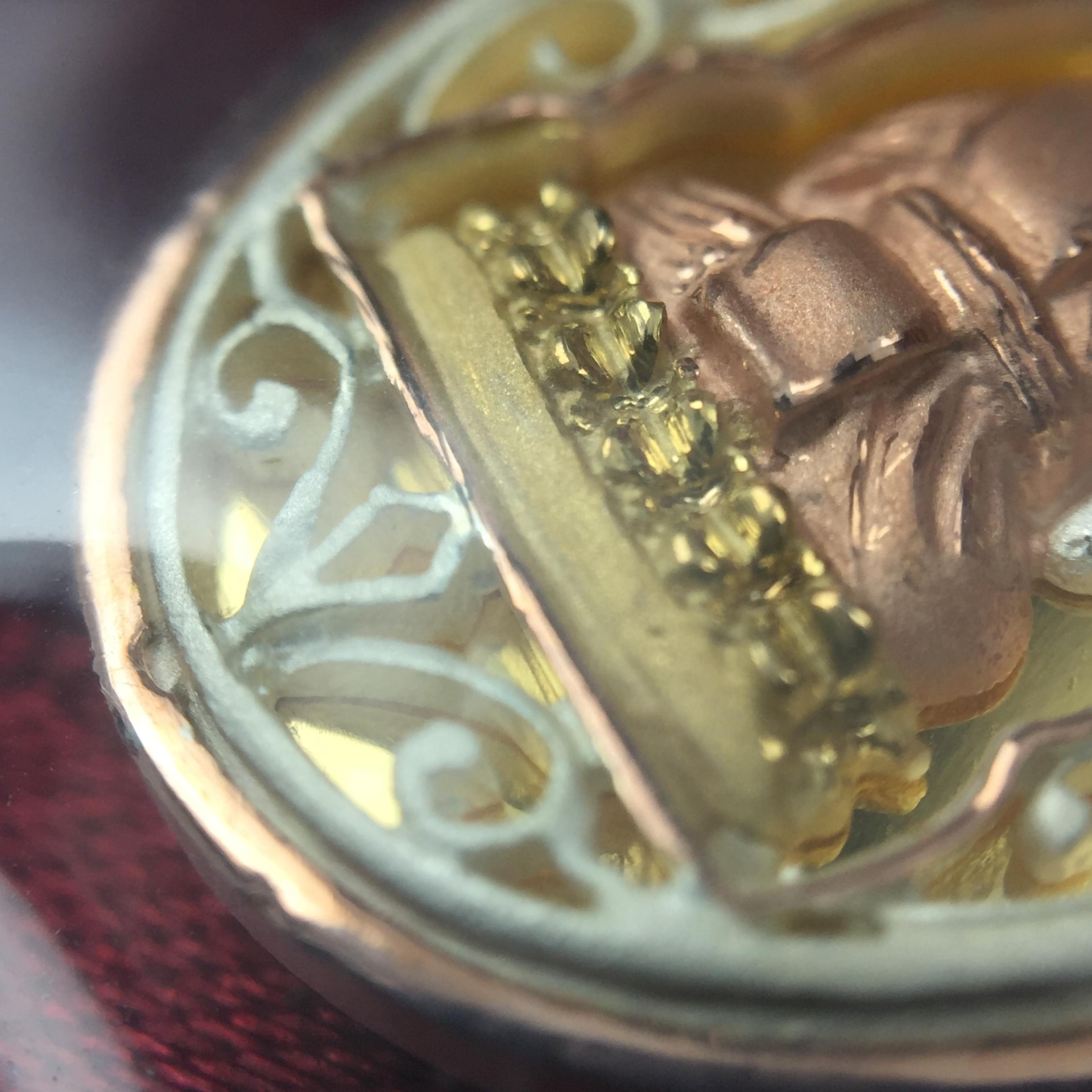 เหรียญหลวงพ่อทวด รุ่นมงคลบารมี วัดประสาทบุญญาวาส ปี 2545 เนื้อเงินสามกษัตริย์ พิมพ์ทรงรูปไข่เล็ก(ขนาด 2.0*1.8 ซม.)ฉลุลายฉากพี้นหลังสีทองสวยงาม ตอกโค๊ตมีหมายเลข พร้อมกล่องบรรจุเดิม