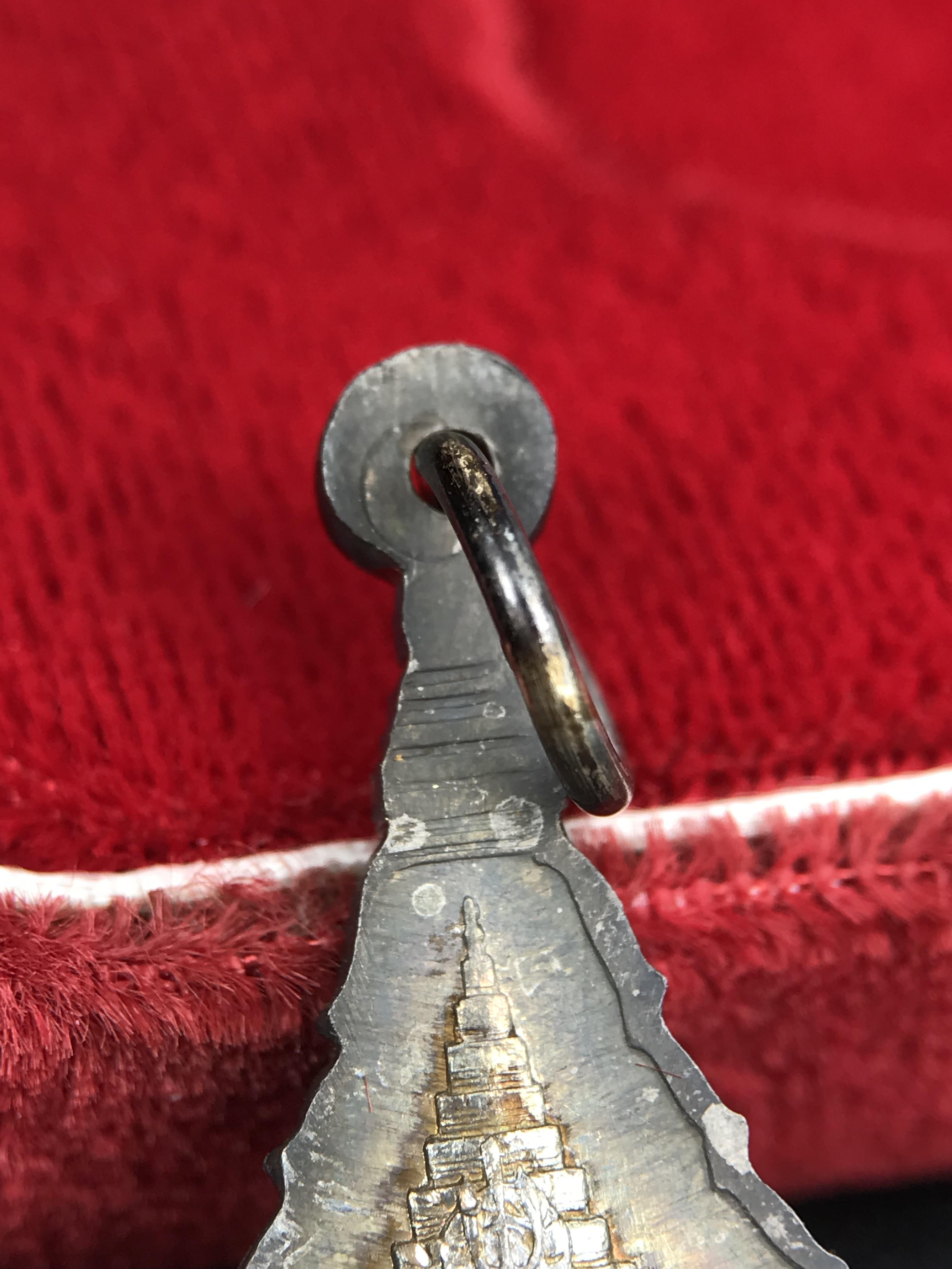 เหรียญพระพุทธญาณนเรศวร์ รุ่นแรก หลังพระปรมาภิไธย ภปร.และ สก.วัดญาณสังวราราม จ.ชลบุรี ปี 2527 เนื้อเงิน(ผิวเดิม ขึ้นรุ้งผิวน้ำทองกระจายทั่วเหรียญสวยมาก)ขนาด 2.3 x 3.8 ซม. พร้อมกล่องเดิม สมเด็จพระญาณสังวร ประธานในพิธีมหาพุทธาภิเษก(เนื้อเงินพบเจอน้อย หายาก)