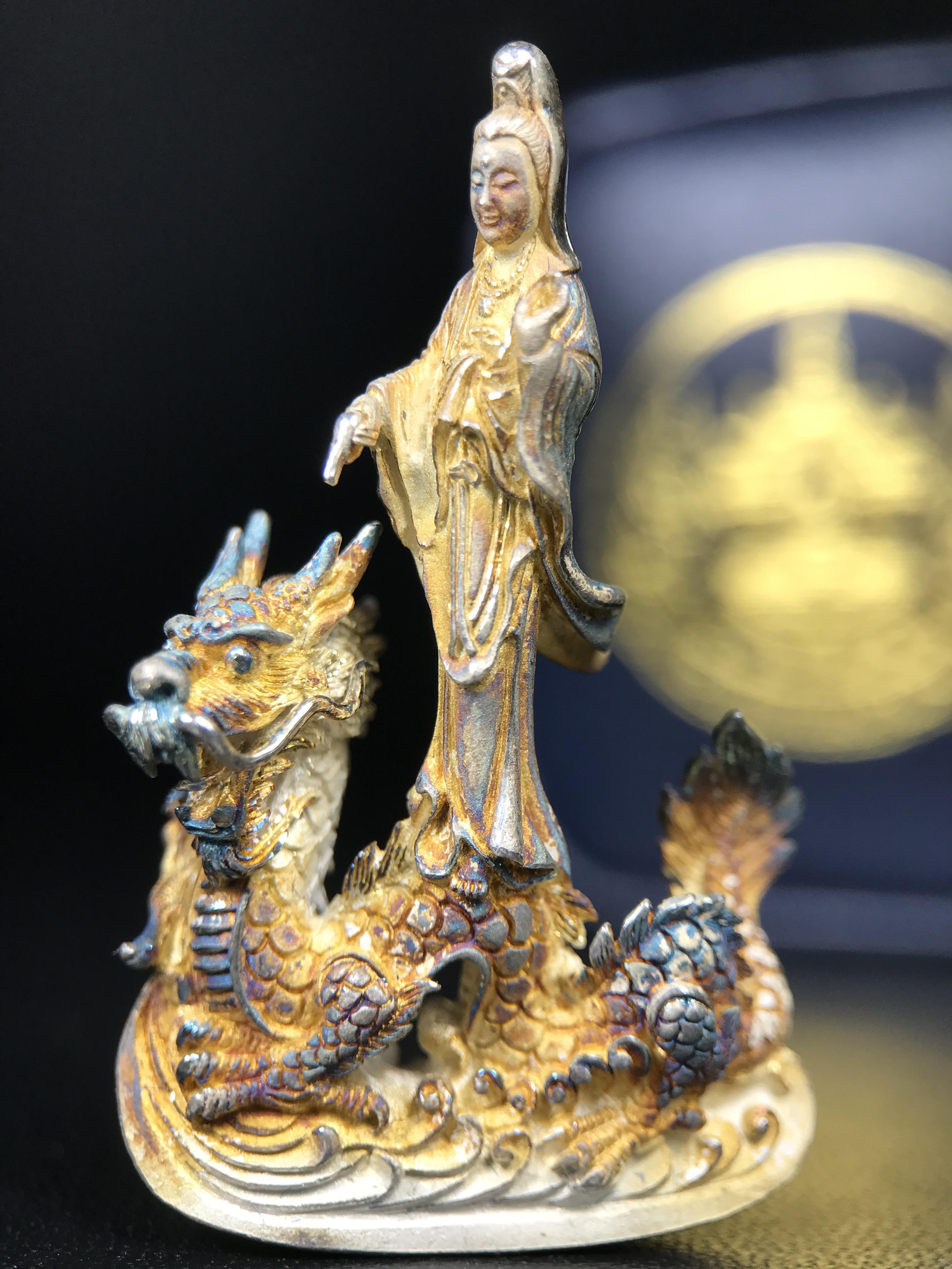 รูปหล่อลอยองค์พระโพธิสัตว์กวนอิม ทรงประทับมังกร จ.ระนอง ปี 2539 เนื้อเงิน พิมพ์ใหญ่(ผิวรุ้งไฟ)(สภาพผิวเดิมขึ้นสีรุ้งธรรมชาติสวยแบบนิยม)(เสน่ห์พระเนื้อเงินสีสันที่ธรรมชาติสรรค์สร้าง)เฉลิมฉลองในวโรกาสที่พระบาทสมเด็จพระเจ้าอยู่หัวทรงครองสิริราชสมบัติครบ50ปี