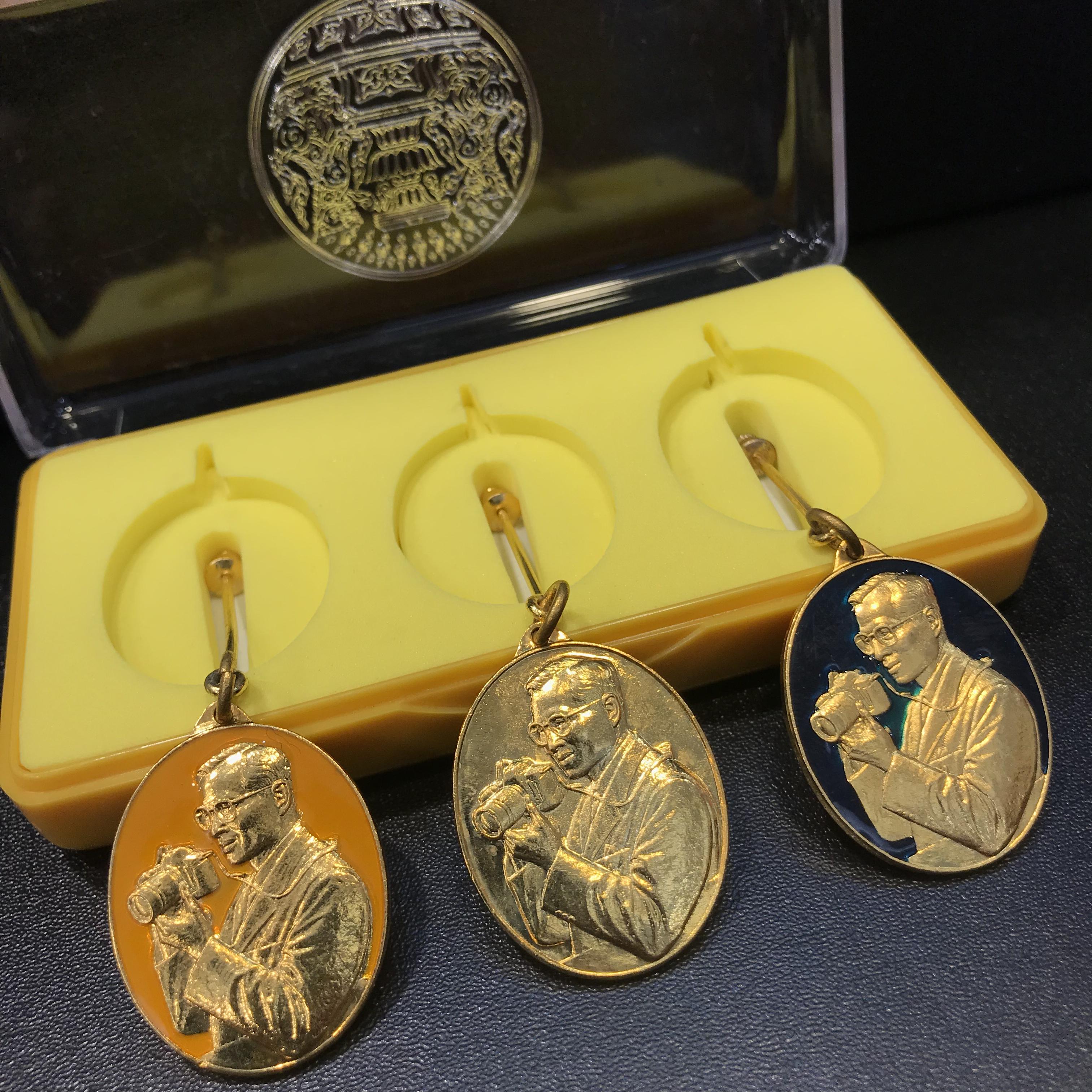 เหรียญในหลวงทรงกล้อง สำนักนายกรัฐมนตรีจัดสร้าง ครบชุด 3 เหรียญ พร้อมเข็มที่ระลึก พ.ศ.2542 กล่องเดิม