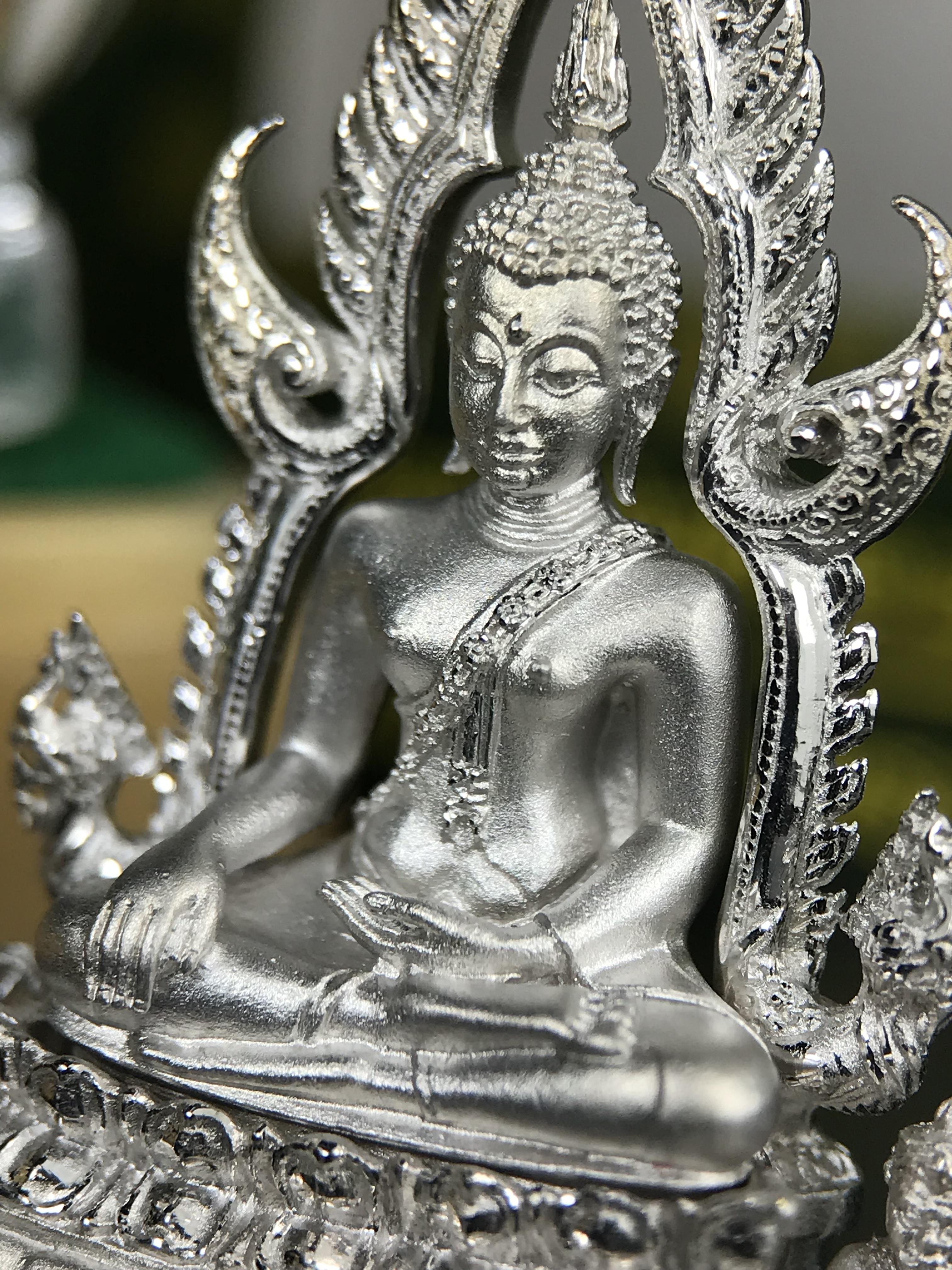 พระพุทธชินราช ภปร. 84 พรรษาในหลวงรัชกาลที่ 9 ปี 2554 พิมพ์กลางขนาดหน้าตัก 1/2 นิ้ว(สูง 3.8 ซม.) เนื้อเงินชุบทองคำขาว(สภาพผิวเดิมสวย) (พระราชทานมวลสาร จิตรลดาและเส้นพระเจ้า(เส้นผม)รัชกาลที่9)พุทธศิลป์ทรงคุณค่าอีกหนึ่งรุ่นยอดนิยม(องค์หมายเลข ๒๔๐๐)