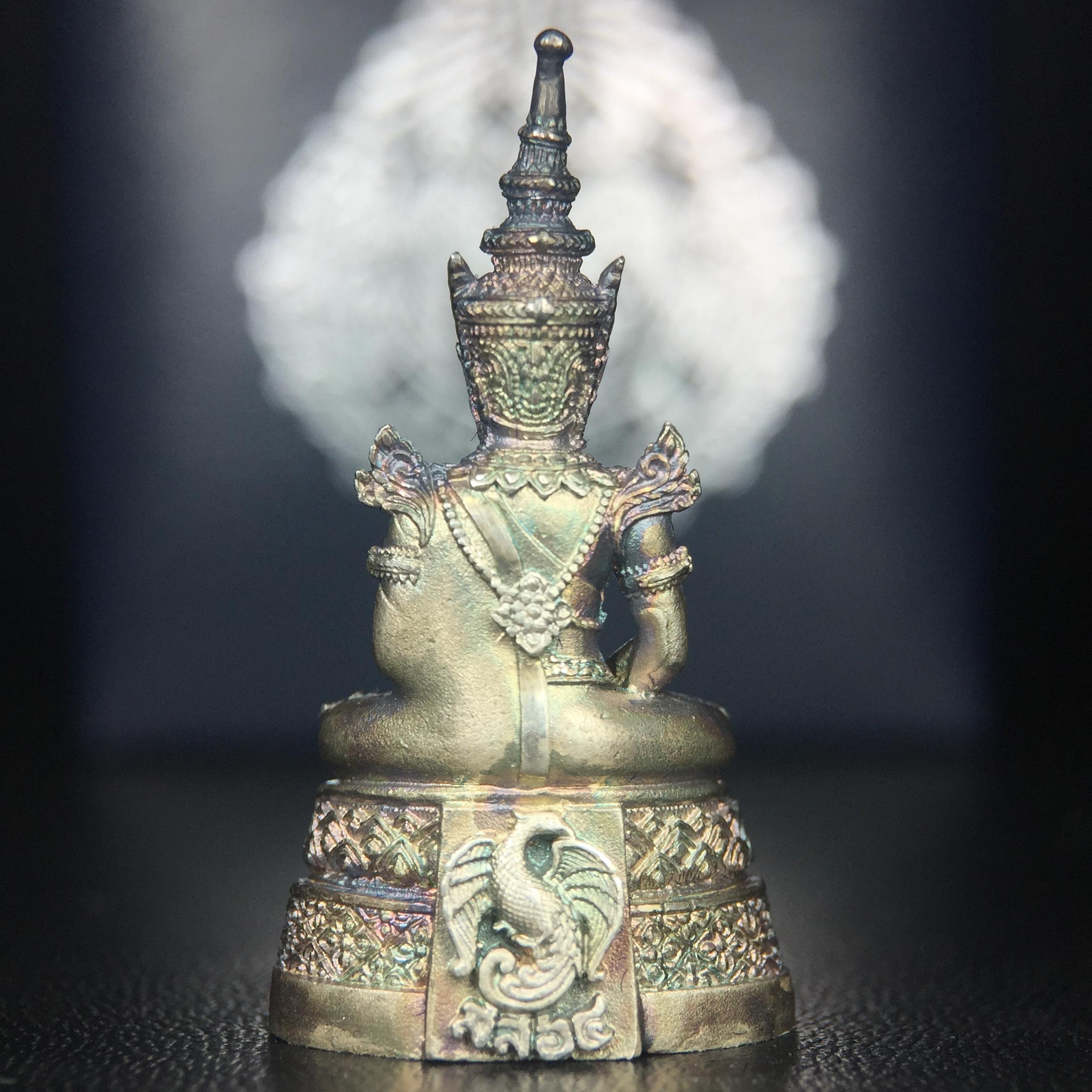 พระแก้วมรกต กรมสรรพสามิตจัดสร้างขึ้นเนื่องในโอกาสครบรอบ 64 ปีของกรมสรรพสามิต และเนื่องในวโรกาสที่พระบาทสมเด็จพระเจ้าอยู่หัวทรงครองราชย์ครบ50ปีเมื่อ พ.ศ.2539 เนื้อเงินทรายนวลขัดเงา(ผิวเดิมๆขึ้นสีรุ้งธรรมชาติสวย(สเน่ห์พระเนื้อเงินสีสันที่ธรรมชาติสรรค์สร้าง)