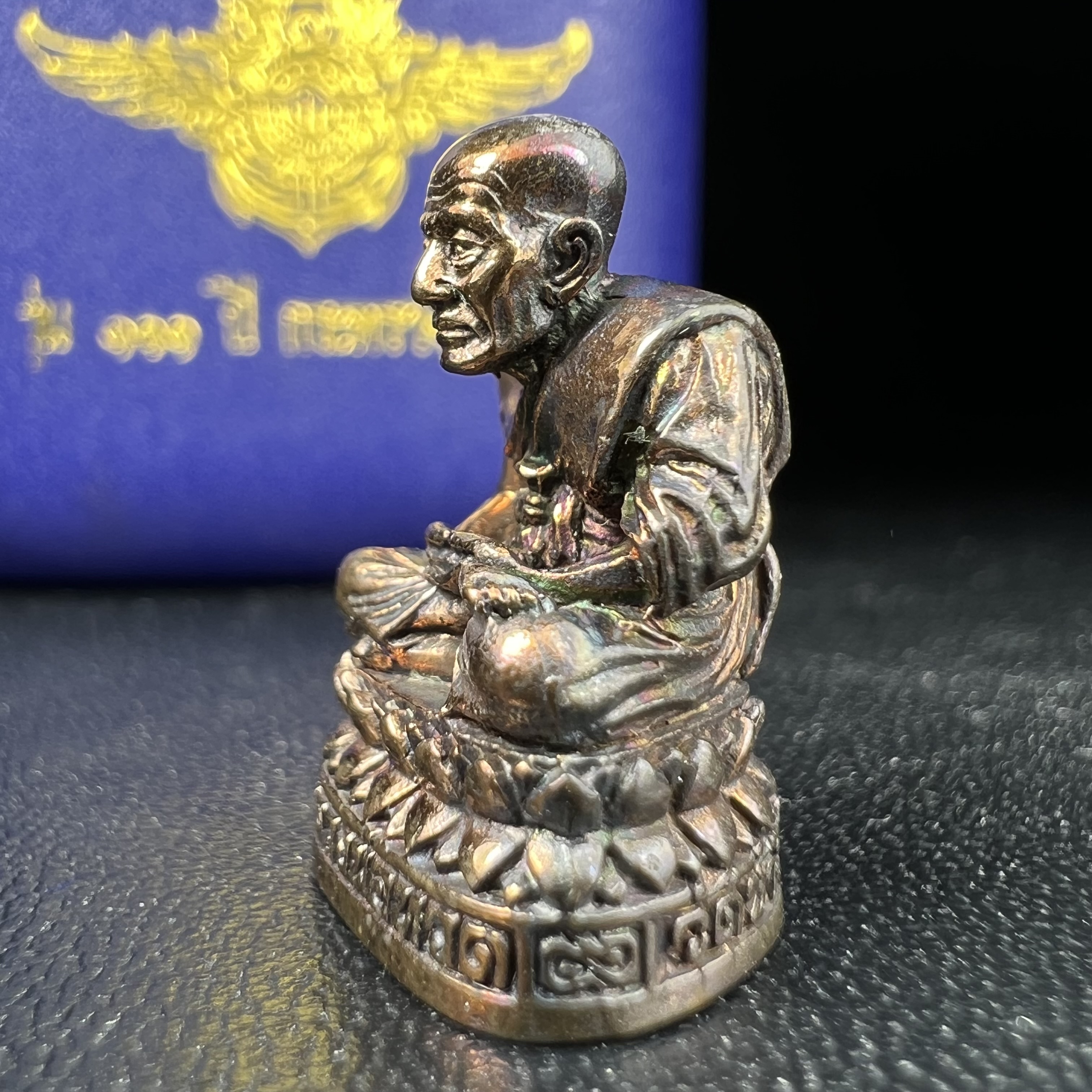 รูปเหมือนหล่อลอยองค์หลวงปู่ทวด รุ่น 111ปี กระทรวงกลาโหม เนื้อนวโลหะรมดำ-ปัดเงา ปี2540 พิธีใหญ่ เข้มขลัง นิยม พร้อมกล่องบรรจุเดิม(คัดสภาพสวยผิวเทพๆผิวรุ้งๆ)ทั้งพิธีทั้งพุทธศิลป์ทรงคุณค่าอีกหนึ่งรุ่นยอดนิยม